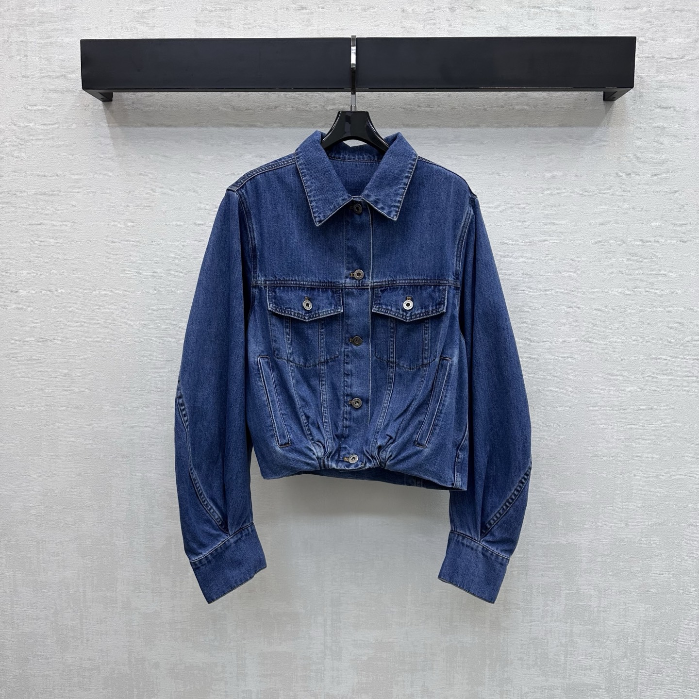 NO:790476,Loew*2026 New Arrival Lapel Denim Jacket Customized YB Imported twill cotton denim material Multiple washes create a comfortable and stylish texture Retro fashion Use the placket button adjustment and the hem pleat tightening tailoring to add layering to the look The iconic embroidered logo decoration on the back highlights the brand tone Development of surface accessories Lapel jacket tailoring The short version has an elevated waistline to show proportions Can be paired with the same series of skirts and trousers The complete set adds unique charm  Can also be purchased separately, high version,,loewe,skirts,jackets & coats,jackets & coats,19860909Loew*2026新品上架翻领牛仔外套定制YB 进口斜纹棉牛仔材质 多重水洗打造舒适有型质感 复古时尚 沿用开襟纽扣调节配合下摆褶皱收紧裁剪设计 增添造型层次感 后背点缀标志性刺绣徽标装饰 彰显品牌调性 面辅料开发 翻领夹克外套剪裁 短款版型拉高腰线更显比例 可搭配同系列裙裤装 成套搭配更为独特魅力 也可分开购入 高版本,,loewe,skirts,jackets & coats,jackets & coats,,Women's clothing