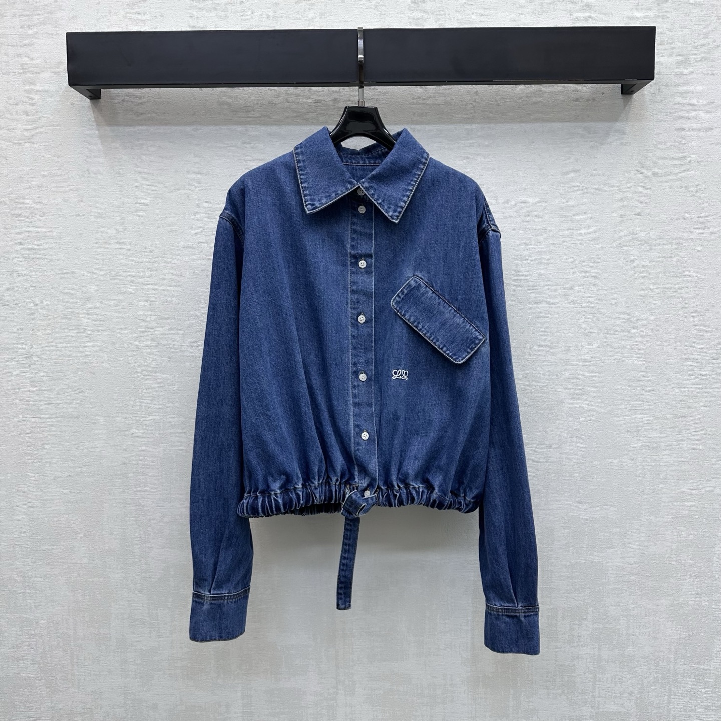 NO:790488,Loew*2026 New Arrival Lace-up Denim Shirt Customized YB Imported twill cotton denim material Multiple washes create a comfortable and stylish texture Retro fashion Use the placket button adjustment and the drawstring tightening design at the hem to add layering to the look Signature embroidered logo decoration on the waist highlights the brand tone Development of surface accessories Lapel cardigan shirt jacket tailoring Short version with raised waistline to show proportion Can be paired with the same series of skirts and trousers The complete set adds unique charm  Can also be purchased separately in higher versions, loewe, skirts, jackets & coats,19860909Loew*2026新品上架系带牛仔衬衣定制YB 进口斜纹棉牛仔材质 多重水洗打造舒适有型质感 复古时尚 沿用开襟纽扣调节配合下摆抽绳收紧设计 增添造型层次感 腰侧点缀标志性刺绣徽标装饰 彰显品牌调性 面辅料开发 翻领开襟衬衣外套剪裁 短款版型拉高腰线更显比例 可搭配同系列裙裤装 成套搭配更为独特魅力 也可分开购入 高版本,,loewe,skirts,jackets & coats,,Women's clothing
