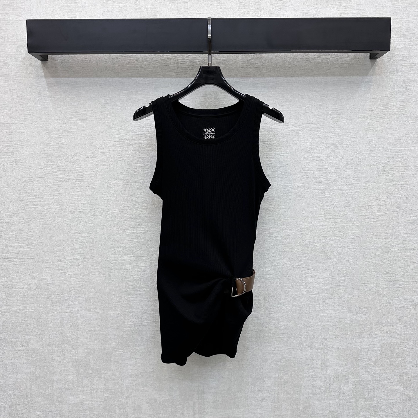NO:790448,Loew*2026 new products are on the shelves. Irregular waist vests are made of YB imported twill cotton material. Soft and skin-friendly, comfortable and not easy to wrinkle. The contrasting belt is used to adjust the waist with asymmetric pleat details and irregular skirt processing to add layering to the look. The back is embellished with the iconic embroidered logo decoration to highlight the brand tone. Create an elite and high-intellectual feel. Development of surface accessories. Irregular slim-fitting vest tailoring. Narrow the waist to outline the curve. Casual matching for daily commuting and appointments to wear high-end fashion.  High version 2 colors,,loewe,skirts,19860909Loew*2026新品上架掐腰不规则背心定制YB进口斜纹棉材质 柔软亲肤 舒适不易皱 沿用撞色皮带调节配合腰间不对称掐褶细节与不规则裙摆处理 增添造型层次感 后背点缀标志性刺绣徽标装饰 彰显品牌调性 打造精英高智感 面辅料开发 不规则修身背心剪裁 收窄腰形勾勒曲线 日常通勤约会随意搭配穿搭高级时髦 高版本2色,,loewe,skirts,,Women's clothing