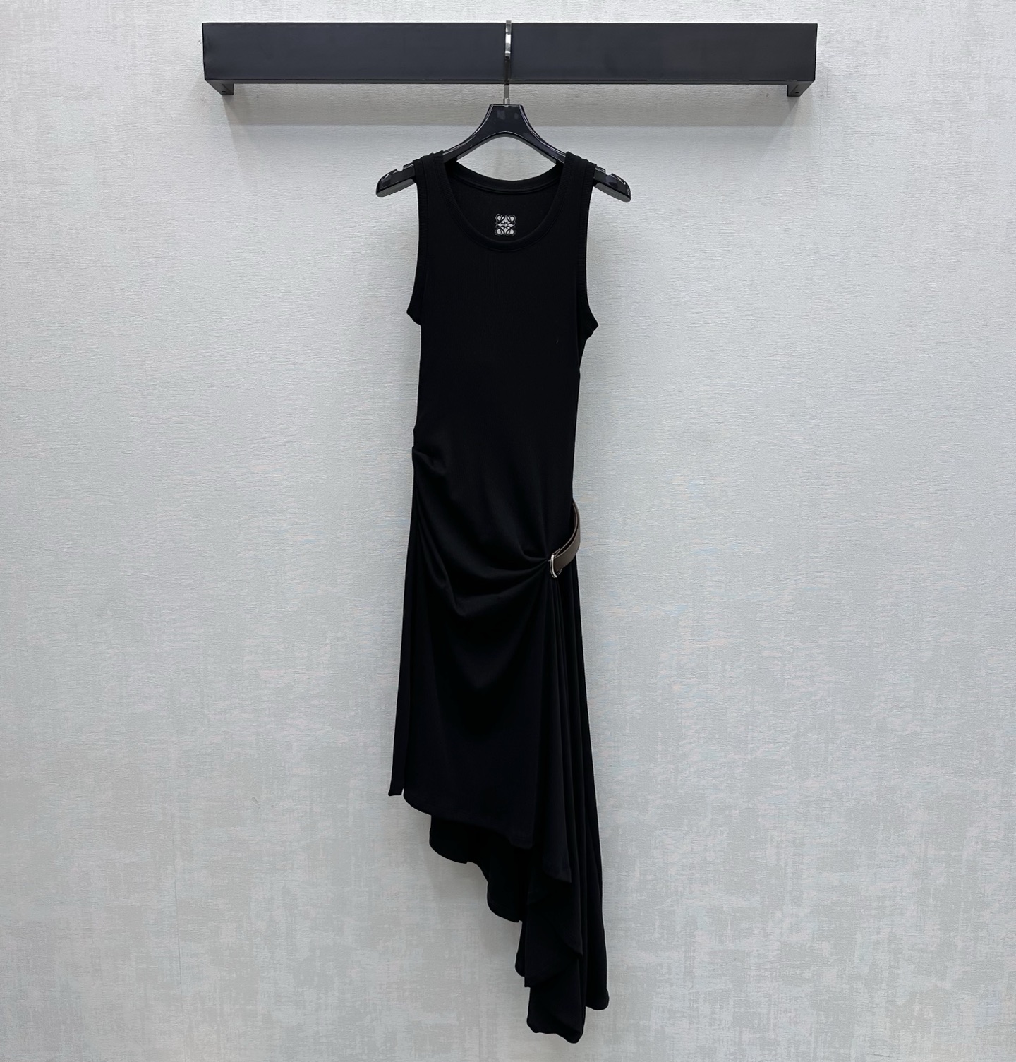 NO:791072,Loew*2025 new products are on the shelves. Pinch-waisted long-sleeved shirt dress made of YB imported twill cotton. Soft and skin-friendly, comfortable and not easy to wrinkle. The sharp collar design is neat and exquisite. It is matched with asymmetric pleating details at the waist to add layering to the look. The iconic letter leather label is embellished to highlight the brand tone. Create an elite and high-intellectual sense. Add a noble and luxurious atmosphere. The regular version is inclusive of the body. The development of surface accessories. Irregular lapel dress tailoring. Narrow the waist to outline the curve. The first choice for daily commuting and dating.  High version,,loewe,skirts,shirts,19860909Loew*2025新品上架掐腰长袖衬衫裙定制YB进口斜纹全棉材质 柔软亲肤 舒适不易皱 尖领设计利落精致 配合腰间不对称掐褶细节处理 增添造型层次感 标志性字母皮标点缀之上 彰显品牌调性 打造精英高智感 更添贵气奢华气息 常规版型包容身材 面辅料开发 翻领不规则连衣裙版型剪裁 收窄腰形勾勒曲线 日常通勤约会穿搭首选 高版本,,loewe,skirts,shirts,,Women's clothing
