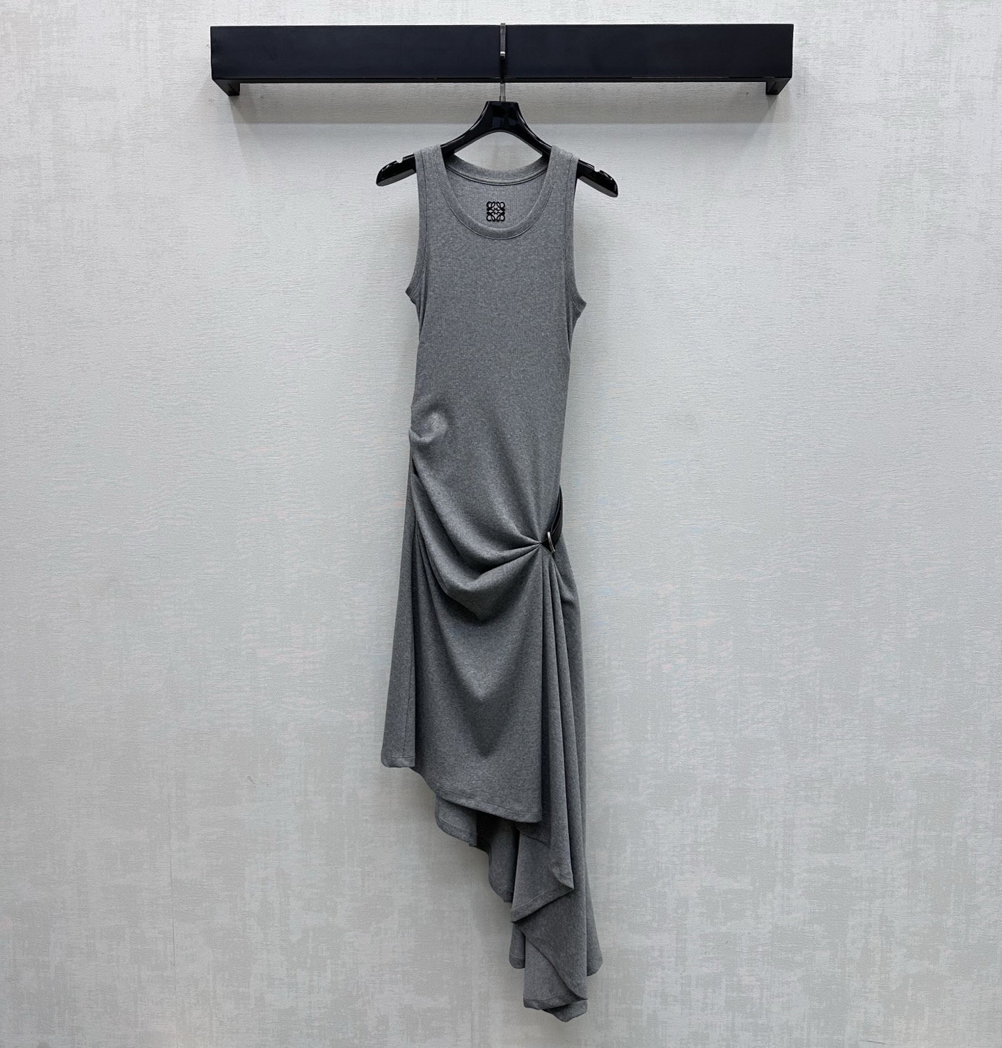 NO:793699,Loew*2026 new products are on the shelves. The pinch-waist irregular vest dress is made of YB imported twill cotton. It is soft and skin-friendly, comfortable and not easy to wrinkle. The contrasting belt is used to adjust the waist with asymmetric pleat details and irregular skirt processing to add layering to the look. The back is embellished with the iconic embroidered logo decoration to highlight the brand tone. Create an elite and high-intellectual feel. Development of fabrics and accessories. Irregular slim-fitting vest skirt tailoring. Narrow the waist to outline the curve. High-end fashion for daily commuting and dating.  High version 2 colors,,loewe,skirts,19860909Loew*2026新品上架掐腰不规则背心裙定制YB进口斜纹棉材质 柔软亲肤 舒适不易皱 沿用撞色皮带调节配合腰间不对称掐褶细节与不规则裙摆处理 增添造型层次感 后背点缀标志性刺绣徽标装饰 彰显品牌调性 打造精英高智感 面辅料开发 不规则修身背心裙剪裁 收窄腰形勾勒曲线 日常通勤约会穿搭高级时髦 高版本2色,,loewe,skirts,,Women's clothing