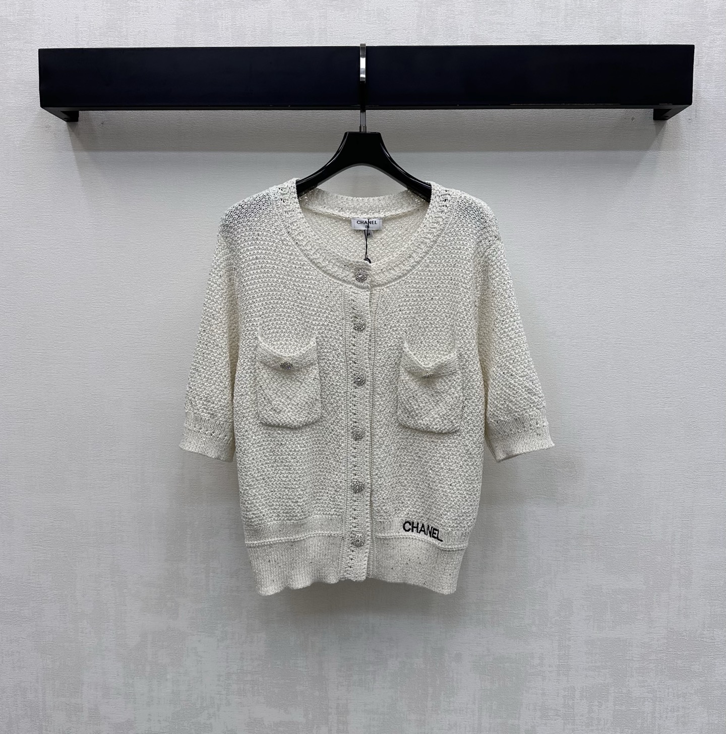 NO:791075,Chane*2026 New Arrival Round Neck Short Sleeve Knitted Cardigan Customized YB Imported Wool Yarn Material Breathable and Comfortable The Whole Body Is Decorated With Fine Glitter Decoration And Slightly Hollow Texture Adds Layering To The Style Heavy Engraved Round Button Adjustment Design On The Opening Echoes The Iconic Embroidered Letter Logo On The Hem Highlights The Brand Tonality Development Of Surface Accessories Round Neck Short Sleeve Cardigan Tailoring The Version Is Tolerant Of The Body Style Fashionable For Age-Reducing High Version 2 Colors 36 38  40,,chanel,T-shirt,19860909Chane*2026新品上架圆领短袖针织开衫定制YB进口羊毛纱线材质 透气舒适 通体点缀细闪亮片装饰配合微微镂空肌理 增添造型层次感 开襟重工刻印圆扣调节设计 呼应下摆标志性刺绣字母徽标 彰显品牌调性 面辅料开发 圆领短袖开衫剪裁 版型包容身材 穿搭减龄时髦 高版本2色36 38 40,,chanel,T-shirt,,Women's clothing