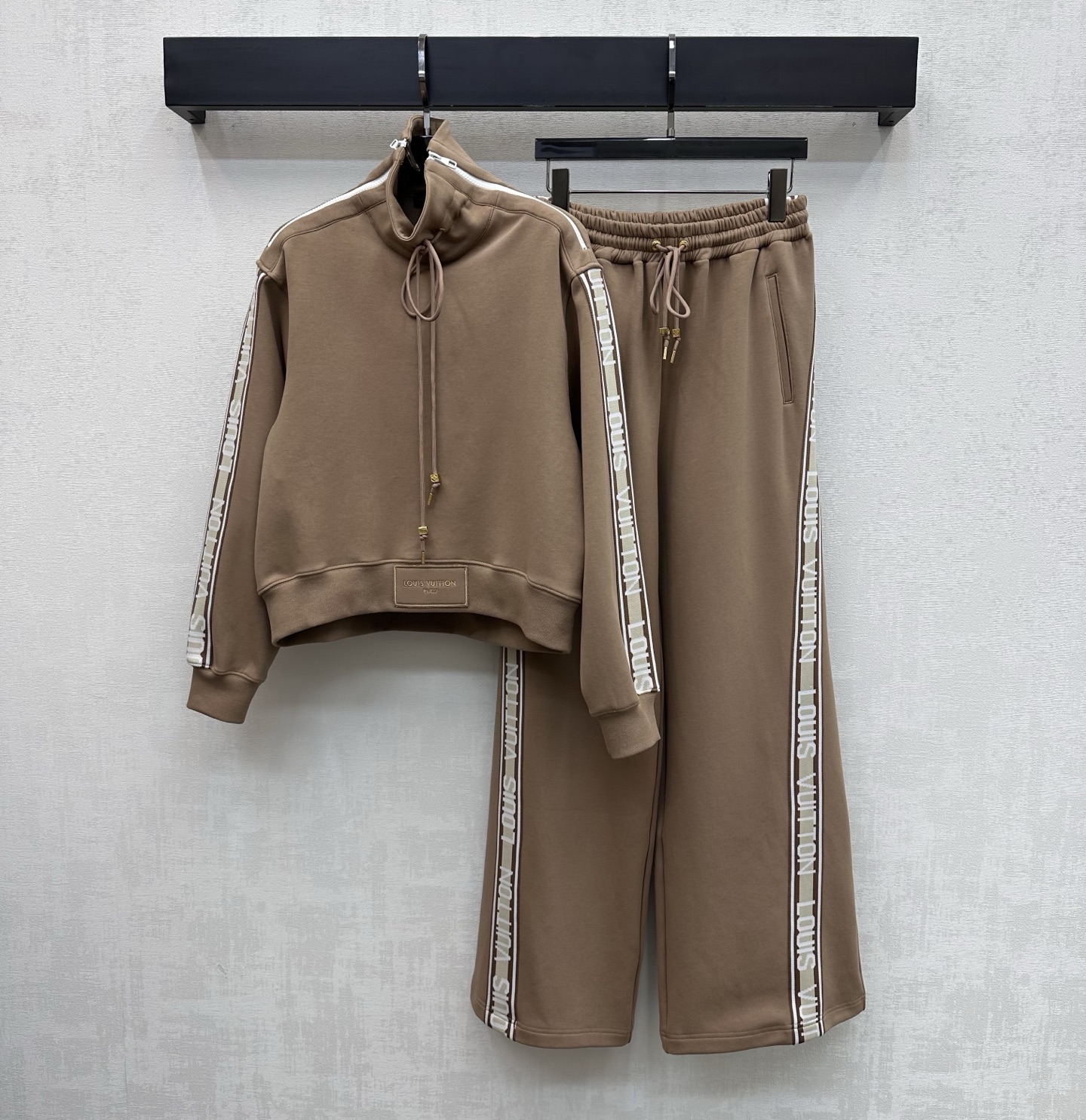 NO:794560,Louis Vuitto*2026 new products are on the shelves. The spliced stand-up collar sweatshirt and trousers suit is made of YB imported twill cotton material. It is very wide, comfortable and stylish. It is decorated with the iconic letter web splicing process to highlight the brand tone. The zipper design along the shoulders is adjusted with drawstrings to add layering to the look. The development of fabrics and accessories. Stand-up collar sweatshirt with drawstring straight trousers cut. Low-key personality charm. Wear sports and leisure suits. High version, Louis Vuitto*2026 new products.  vuitton,hoodie,sweatshirts,19860909Louis Vuitto*2026新品上架拼接立领卫衣长裤套装定制YB进口斜纹全棉材质 挺阔舒适有型 饰以标志性字母织带拼接处理 彰显品牌调性 肩膀沿用拉链设计配合抽绳调节处理 增添造型层次感 面辅料开发 立领卫衣抽绳直筒长裤剪裁 低调个性魅力 运动休闲套装穿搭  高版本,,louis vuitton,hoodie,sweatshirts,,Women's clothing