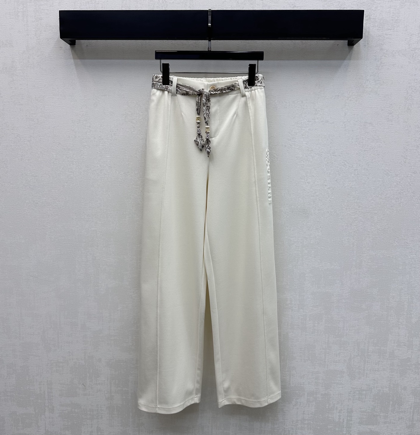 NO:793129,Celin*2026 new products are on the shelves. Straight-leg trousers with custom-made YB imported cotton material. Stiff, comfortable and stylish. The waist is decorated with colorful beaded laces to adjust and add layering to the look. The iconic three-dimensional letter logo decoration on the side of the legs echoes the hip pocket design to highlight the brand tone. Development of surface accessories. High-waist buttoned straight trousers cut. Casually matched with tops to wear simple and fashionable. High version 2 colors,,celine,19860909Celin*2026新品上架 系带直筒长裤定制YB进口棉纶材质 挺括舒适有型 腰间沿用花色珠串系带调节装饰 增添造型层次感 腿侧标志性立体字母徽标装饰 呼应后臀口袋设计 彰显品牌调性 面辅料开发 高腰系扣直筒长裤剪裁 随意搭配上衣穿搭简约时髦 高版本2色,,celine,,Women's clothing