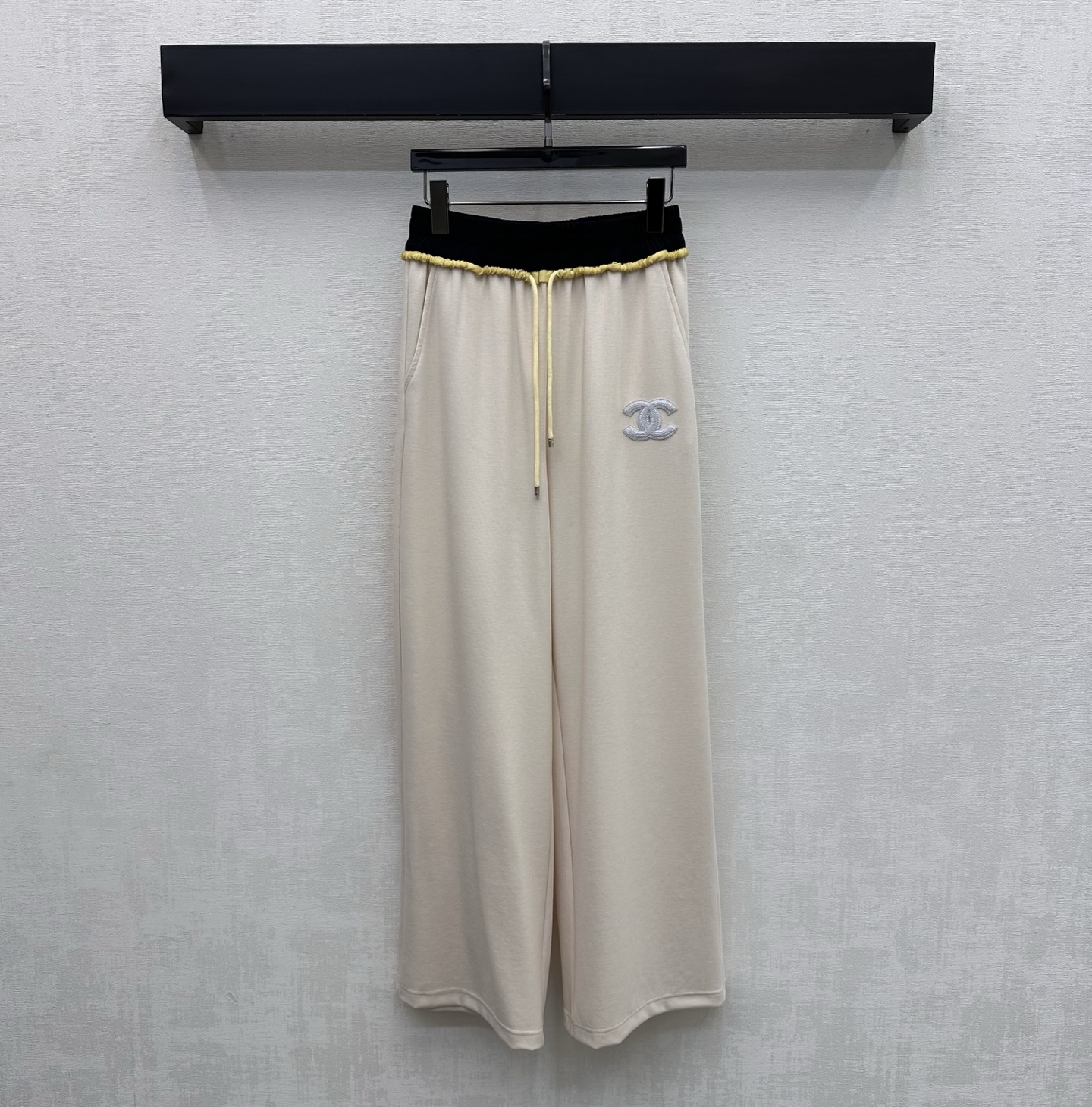 NO:792602,Chane*2026 new arrivals Ribbon drawstring straight trousers are made of YB imported cotton material. They are soft, comfortable, draped and stylish. The waist is designed with contrasting color webbing and the drawstring elastic adjustment process adds layering to the look. The iconic double C letter logo decoration is embellished on the waist and crotch to highlight the brand tone. Surface and accessories development. High-waisted straight trousers are tailored to accommodate and modify the leg shape while showing full high street fashion style. A versatile item for all seasons.  High version 2 colors 36 38 40,,chanel,19860909Chane*2026新品上架织带抽绳直筒长裤定制YB进口棉纶材质 柔软舒适 垂顺有型 腰间沿用拼接撞色织带设计与抽绳松紧调节处理 增添造型层次感 腰胯处点缀标志性双C字母徽标装饰 彰显品牌调性 面辅料开发 高腰直筒长裤剪裁 包容修饰腿型的同时 穿出满满的高街时髦风格 一条四季百搭单品  高版本2色36 38 40,,chanel,,Women's clothing