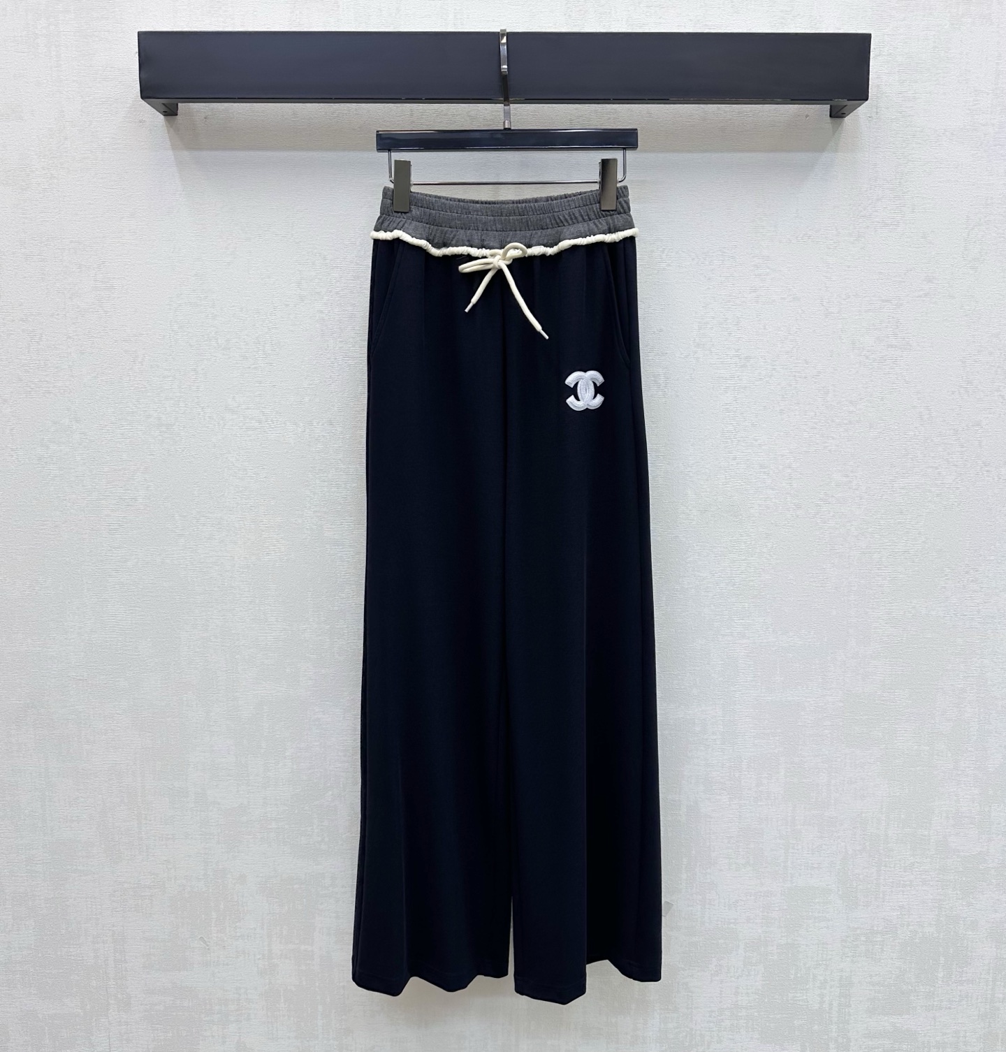 NO:792597,Chane*2026 new arrivals Ribbon drawstring straight trousers are made of YB imported cotton material. They are soft, comfortable, draped and stylish. The waist is designed with contrasting color webbing and the drawstring elastic adjustment process adds layering to the look. The iconic double C letter logo decoration is embellished on the waist and crotch to highlight the brand tone. Surface and accessories development. High-waisted straight trousers are tailored to accommodate and modify the leg shape while showing full high street fashion style. A versatile item for all seasons.  High version 2 colors 36 38 40,,chanel,19860909Chane*2026新品上架织带抽绳直筒长裤定制YB进口棉纶材质 柔软舒适 垂顺有型 腰间沿用拼接撞色织带设计与抽绳松紧调节处理 增添造型层次感 腰胯处点缀标志性双C字母徽标装饰 彰显品牌调性 面辅料开发 高腰直筒长裤剪裁 包容修饰腿型的同时 穿出满满的高街时髦风格 一条四季百搭单品  高版本2色36 38 40,,chanel,,Women's clothing