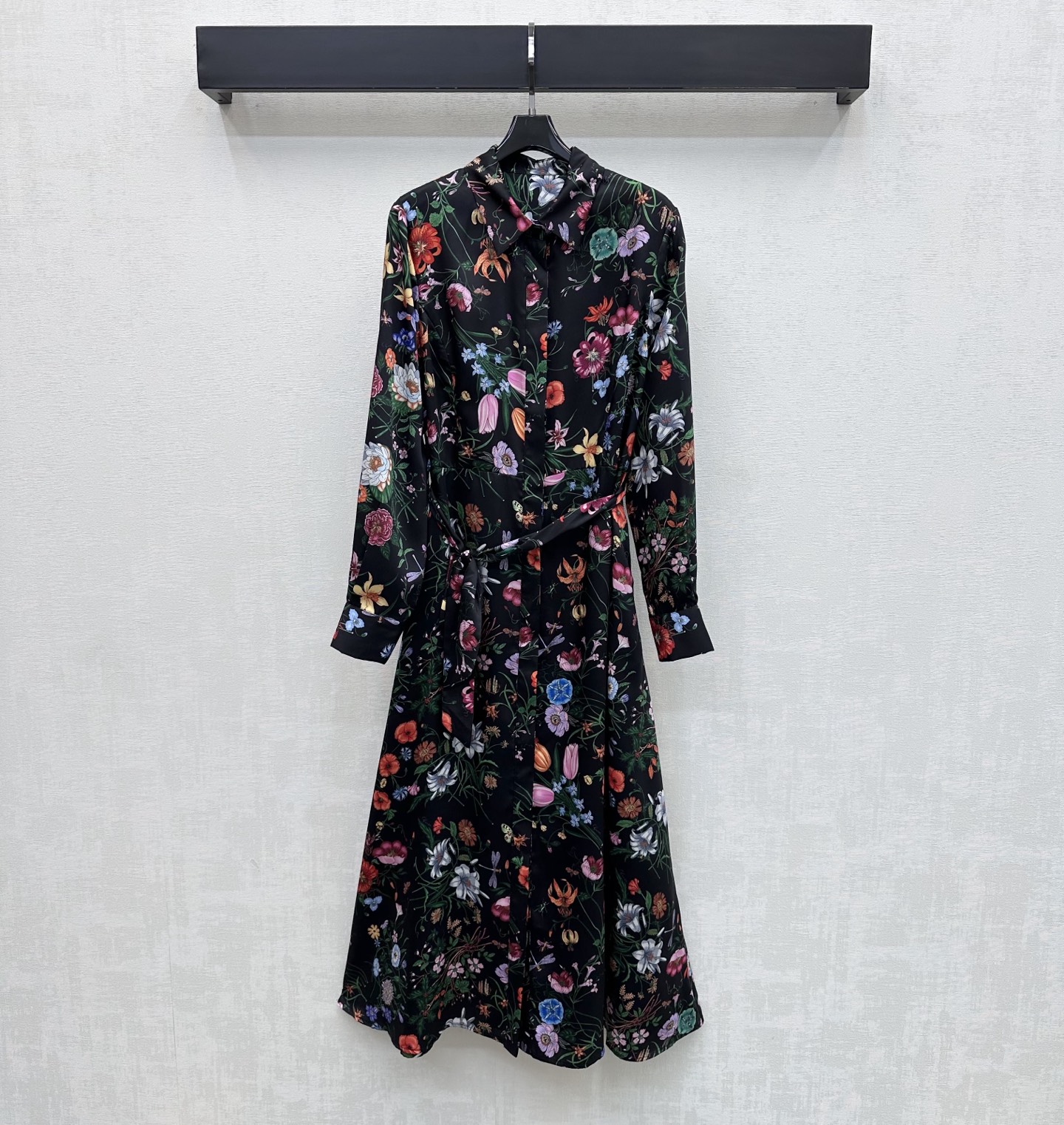 NO:791113,Gucc*2026 new arrival silk printed shirt dress. Customized YB imported mulberry silk material. Texture is glossy, comfortable and soft. Hidden placket button adjustment and original fabric belt design are used to add layering to the look. The whole body is covered with contrasting flower and insect patterns to enrich the visual impact and highlight the brand tone. Surface accessories development. Lapel long dress tailoring. High-end temperament. High version 2 colors, gucci, skirts, real silk,19860909Gucc*2026新品上架真丝印花衬衣裙 定制YB进口桑蚕丝材质 质感光泽 舒适柔软 沿用隐藏式开襟纽扣调节与本布腰带设计 增添造型层次感 通体满铺撞色花朵昆虫图案 丰富视觉冲击力 彰显品牌调性 面辅料开发 翻领长款连衣裙剪裁 穿搭高级气质 高版本2色,,gucci,skirts,real silk,,Women's clothing