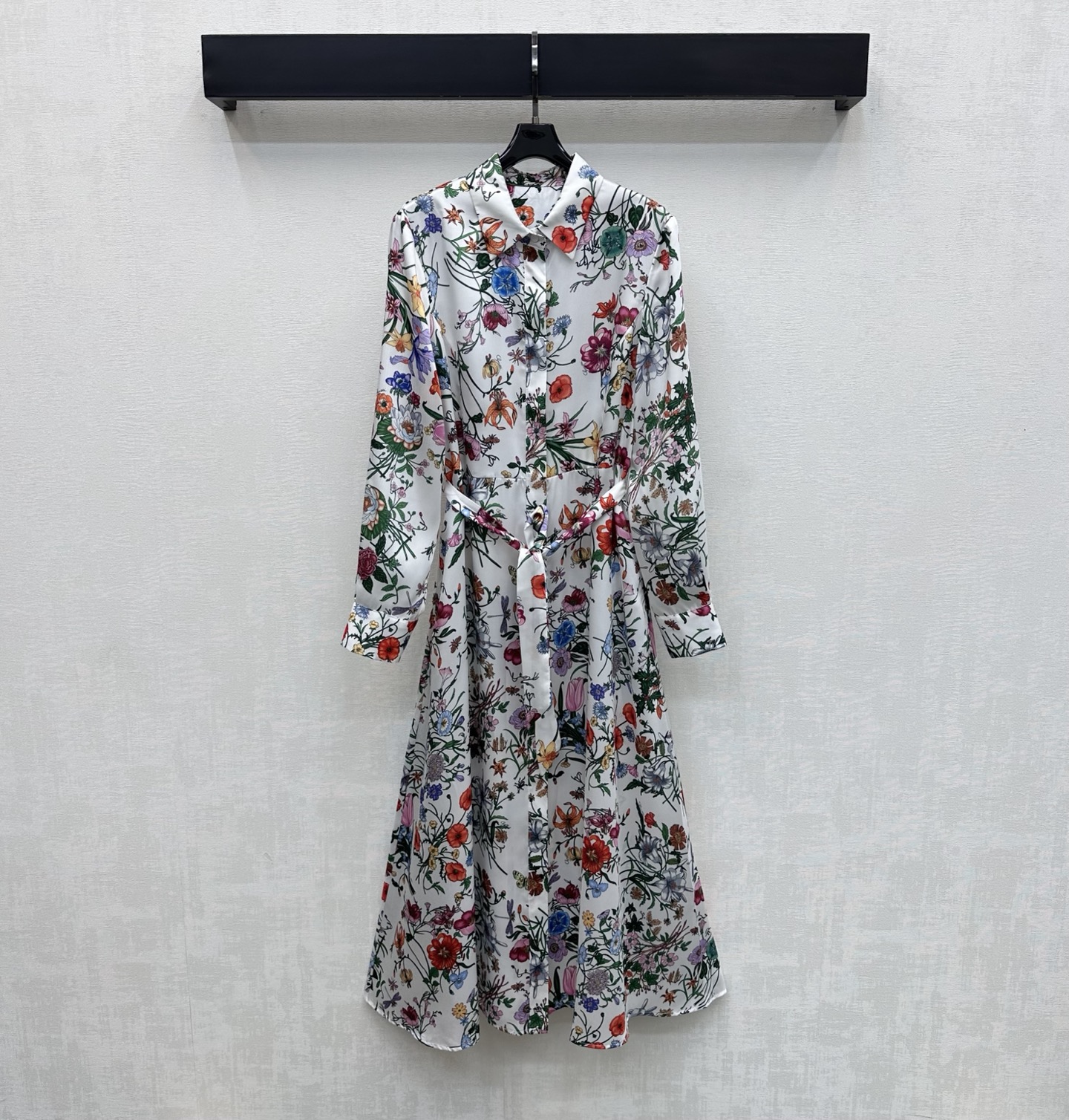 NO:791109,Gucc*2026 new arrival silk printed shirt dress. Customized YB imported mulberry silk material. Texture is glossy, comfortable and soft. Hidden placket button adjustment and original fabric belt design are used to add layering to the look. The whole body is covered with contrasting flower and insect patterns to enrich the visual impact and highlight the brand tone. Surface accessories development. Lapel long dress tailoring. High-end temperament. High version 2 colors, gucci, skirts, real silk,19860909Gucc*2026新品上架真丝印花衬衣裙 定制YB进口桑蚕丝材质 质感光泽 舒适柔软 沿用隐藏式开襟纽扣调节与本布腰带设计 增添造型层次感 通体满铺撞色花朵昆虫图案 丰富视觉冲击力 彰显品牌调性 面辅料开发 翻领长款连衣裙剪裁 穿搭高级气质 高版本2色,,gucci,skirts,real silk,,Women's clothing