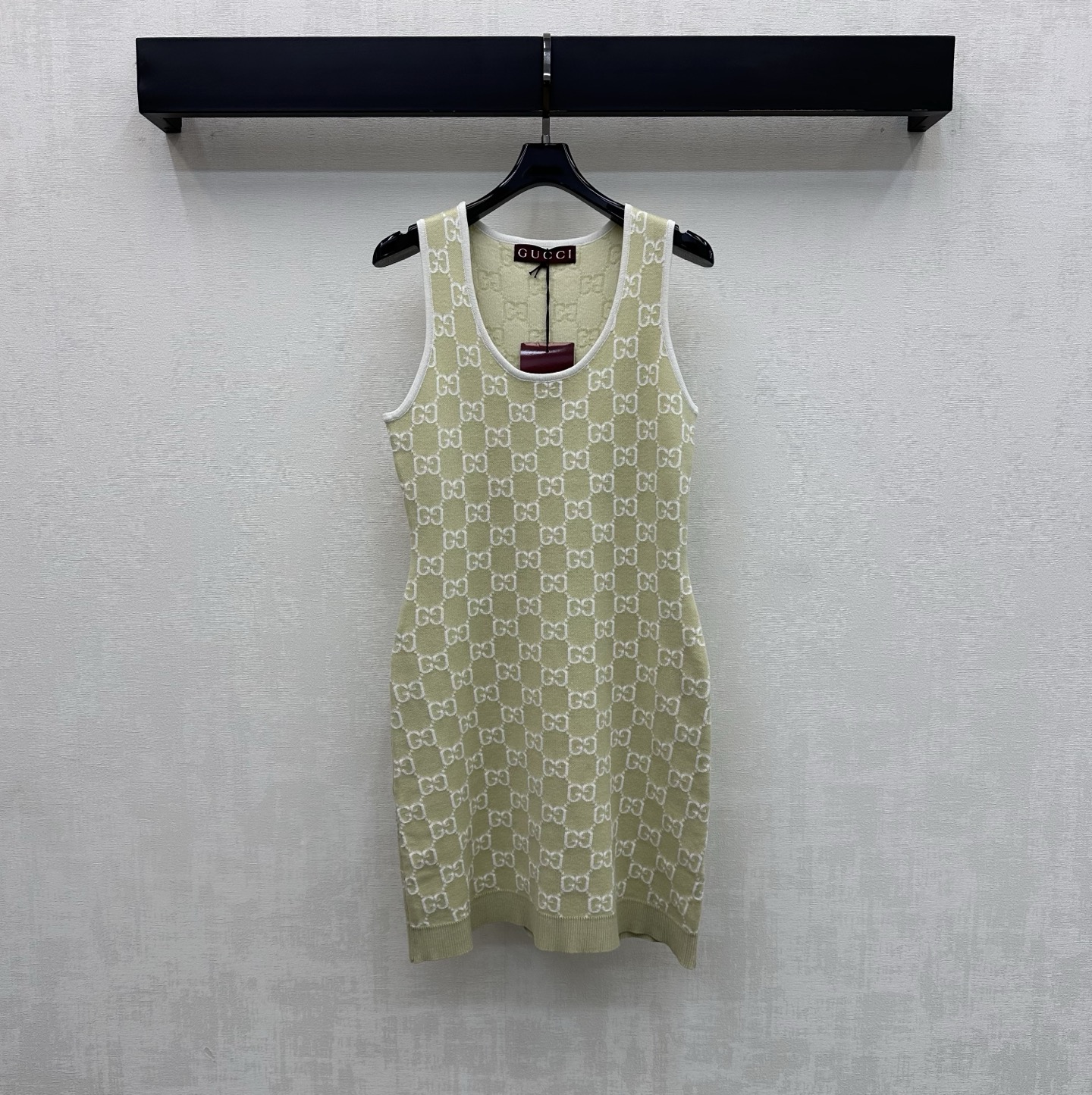 NO:791120,Gucc*2026 new arrivals jacquard knitted vest dress made of YB imported wool knitted material, high-end and comfortable, double G all over the body, jacquard letter elements, highlighting the brand tone, collar and cuffs with contrasting edges and narrowed design, adding layering to the look, strong luxury retro style, round neck vest dress tailoring, not picky for the crowd, fashionable and western style, high version, gucci, skirts,19860909Gucc*2026新品上架提花针织背心裙定制YB进口羊毛针织材质 高级舒适 通体满铺双G 字母提花元素 彰显品牌调性 领口袖口撞色包边收窄设计 增添造型层次感 奢华复古风格强烈 圆领背心裙版型剪裁 不挑人群穿搭 时髦洋气  高版本,,gucci,skirts,,Women's clothing