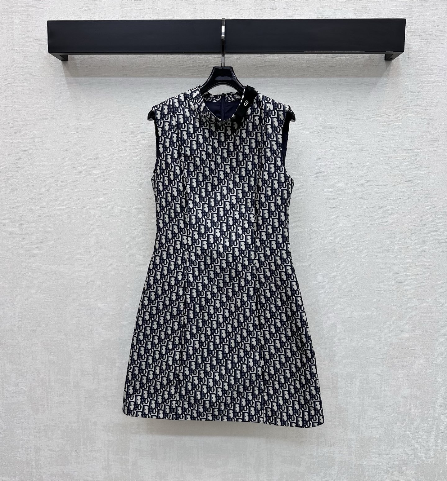 NO:791100,Dio*2026 new products are on the shelves. The stand-up collar jacquard vest dress is made of YB imported jacquard material. It has a high-grade texture and is crisp and stylish. The iconic letter logo jacquard elements are all over the body to highlight the brand tone. Decorated with a bow on the collar and embellished with metal CD logo decoration to add layering to the look. Development of surface accessories. Sleeveless dress tailoring to meet various needs for commuting and dating. Wear more fashionable and trendy. High version, dior, skirts,19860909Dio*2026新品上架立领提花背心裙定制YB进口提花材质 质感高级 挺括有型 通体满铺标志性字母徽标提花元素 彰显品牌调性 饰以领边蝴蝶结点缀金属CD徽标装饰 增添造型层次感 面辅料开发 无袖连衣裙剪裁 满足通勤约会多种需求 穿搭更时髦潮流 高版本,,dior,skirts,,Women's clothing