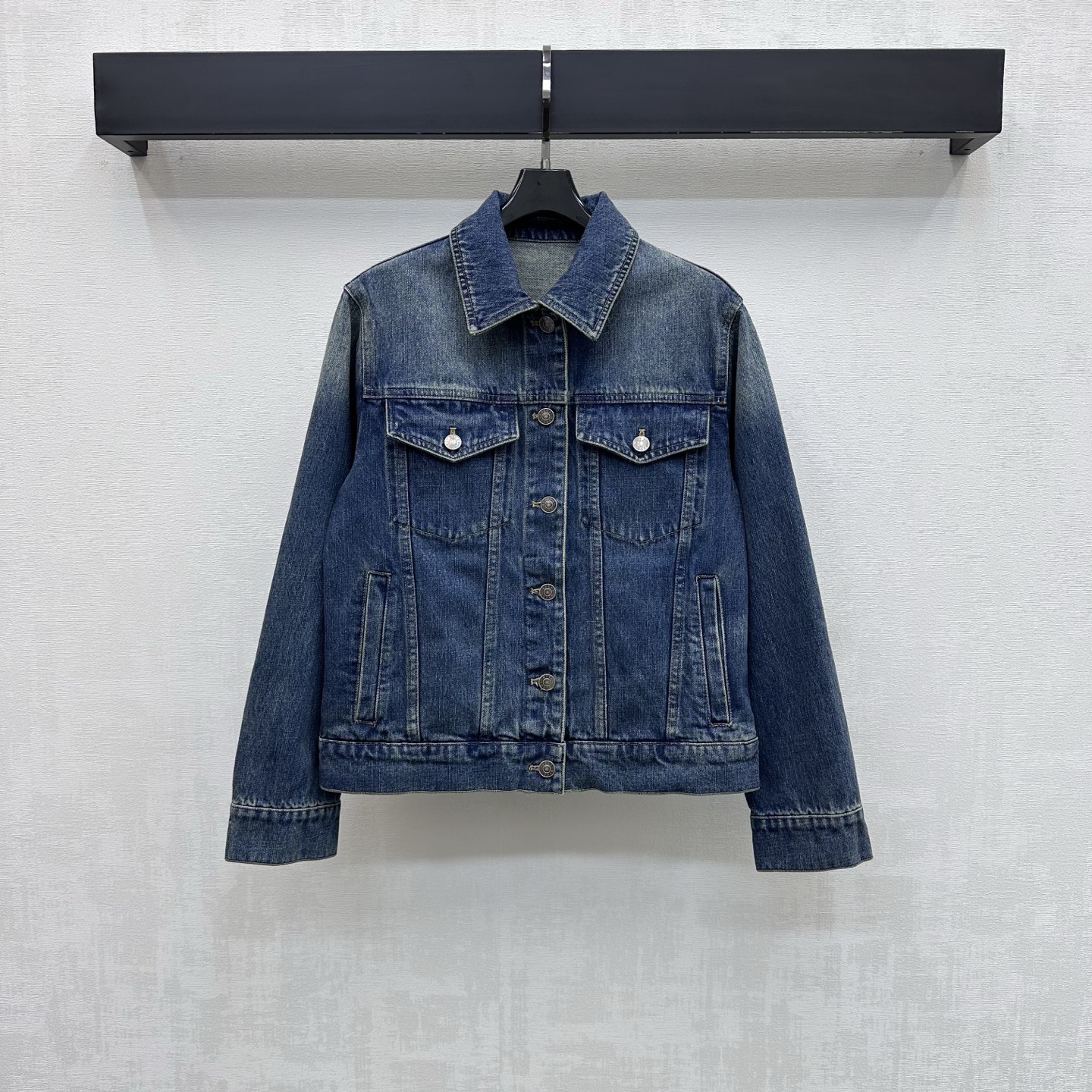 NO:791102,Gucc*2026 New Arrival Lapel Denim Jacket Customized YB twill cotton denim material Very wide and stylish Follow the water washing process to create a wrinkled and whitened effect Restore the retro texture Combined with symmetrical flap pockets on the chest to add layering to the look The placket button is engraved with the iconic letter logo Design with the iconic letter leather logo on the back waist Highlights the brand tone Development of surface accessories Lapel jacket jacket tailoring Can be paired with the same series of skirts and trousers for a simple and advanced look  High version,,gucci,skirts,jackets & coats,jackets & coats,19860909Gucc*2026新品上架翻领牛仔外套定制YB斜纹全棉牛仔材质 挺阔有型 沿用水洗工艺 打造褶皱磨白效果 还原复古质感 配合胸前对称翻盖口袋处理 增添造型层次感 开襟纽扣刻印标志性字母徽标设计 搭配后腰点缀标志性字母皮标装饰 彰显品牌调性 面辅料开发 翻领夹克外套剪裁 可搭配同系列裙裤装 穿搭简约又高级 高版本,,gucci,skirts,jackets & coats,jackets & coats,,Women's clothing