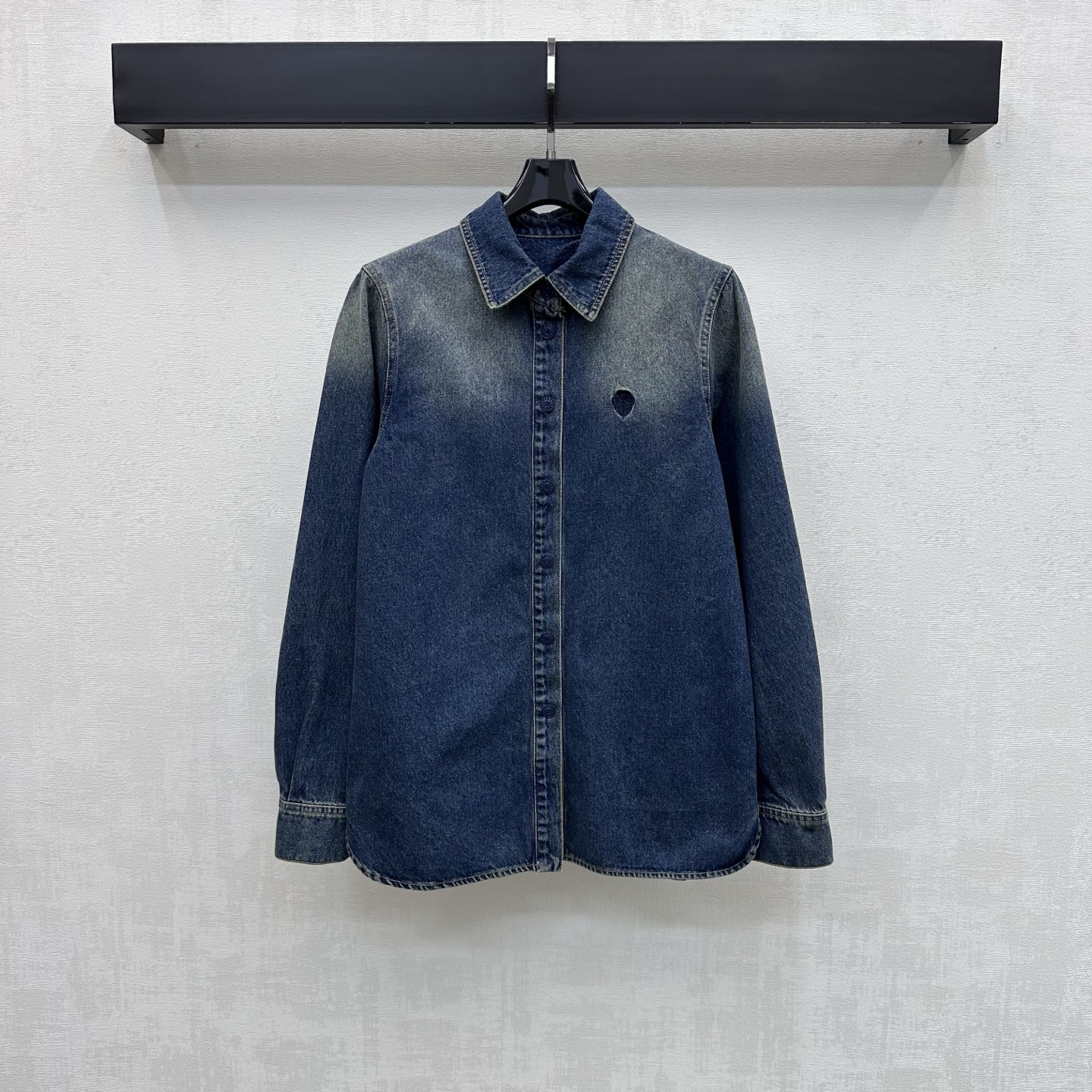 NO:791096,Gucc*2026 new arrival lapel denim shirt, customized YB twill cotton denim material, very wide and stylish, uses the washing process to create a pleated and whitened effect, restores the retro texture, and is decorated with the chest embroidered logo to add layering to the look. The iconic letter logo design is engraved on the placket button to highlight the brand tone. Surface accessories development, lapel silhouette shirt tailoring, can be paired with the same series of skirts and trousers, simple and advanced wear, high version, gucci, skirts, shirts,19860909Gucc*2026新品上架翻领牛仔衬衣定制YB斜纹全棉牛仔材质 挺阔有型 沿用水洗工艺 打造褶皱磨白效果 还原复古质感 配合胸口刺绣徽标装饰 增添造型层次感 开襟按扣刻印标志性字母徽标设计 彰显品牌调性 面辅料开发 翻领廓形衬衫剪裁 可搭配同系列裙裤装 穿搭简约又高级 高版本,,gucci,skirts,shirts,,Women's clothing