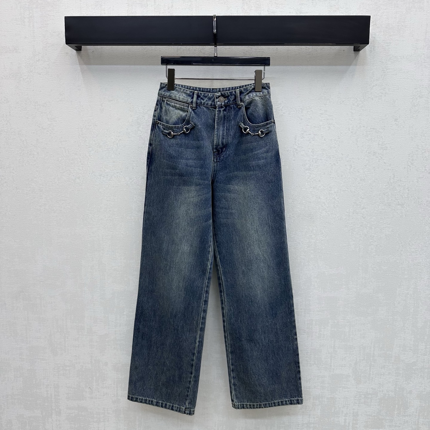 NO:791110,Gucc*2026 new arrivals, chain-buckle denim trousers, custom made of YB imported twill cotton denim material, very wide and stylish, using the washing process to create a wrinkled and whitened effect, restoring the retro texture, adding layering to the look. The back waist is embellished with iconic leather label decoration, echoing the metal horsebit chain buckle design on the waist, highlighting the brand tone. Surface accessories development, high-waist buttoned straight trousers cut, can be paired with shirts and jackets of the same series, simple and advanced to wear, high version, gucci, jackets &  coats,19860909Gucc*2026新品上架链扣牛仔长裤定制YB进口斜纹棉牛仔材质 挺阔有型 沿用水洗工艺 打造褶皱磨白效果 还原复古质感 增添造型层次感 后腰点缀标志性字母皮标装饰 呼应腰侧金属马衔链扣设计 彰显品牌调性 面辅料开发 高腰系扣直筒长裤剪裁 可搭配同系列衬衣外套 穿搭简约又高级 高版本,,gucci,jackets & coats,,Women's clothing