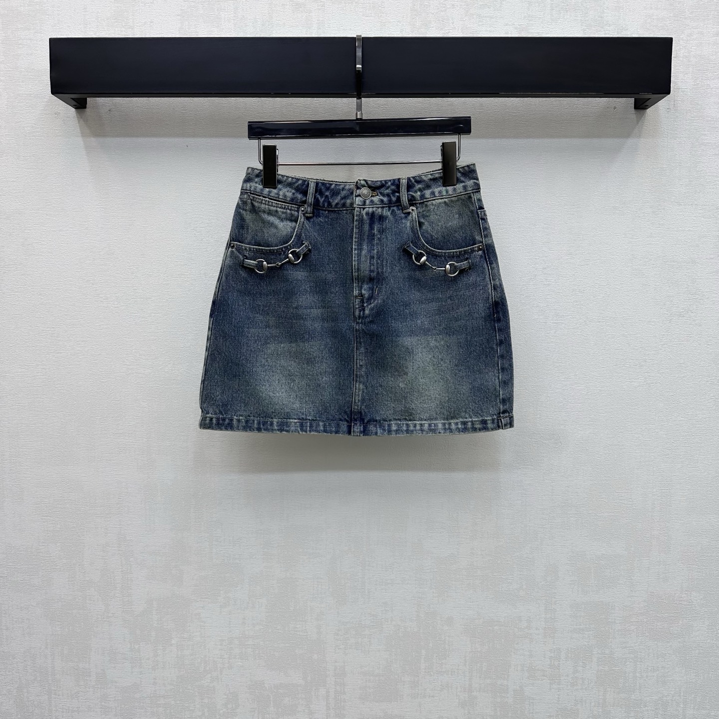 NO:791104,Gucc*2026 new arrivals chain-buckle denim skirt, custom-made YB imported twill cotton denim material, very wide and stylish, using the washing process to create a wrinkled and whitened effect, restoring the retro texture, adding layering to the look. The back waist is embellished with iconic letter leather label decoration, echoing the metal horsebit chain buckle design on the waist, highlighting the brand tone. Development of surface accessories. High-waist buttoned straight skirt cut. Can be paired with shirts and jackets from the same series. The outfit is simple and advanced.  High version,,gucci,skirts,jackets & coats,19860909Gucc*2026新品上架链扣牛仔短裙定制YB进口斜纹棉牛仔材质 挺阔有型 沿用水洗工艺 打造褶皱磨白效果 还原复古质感 增添造型层次感 后腰点缀标志性字母皮标装饰 呼应腰侧金属马衔链扣设计 彰显品牌调性 面辅料开发 高腰系扣直筒半裙剪裁 可搭配同系列衬衣外套 穿搭简约又高级 高版本,,gucci,skirts,jackets & coats,,Women's clothing