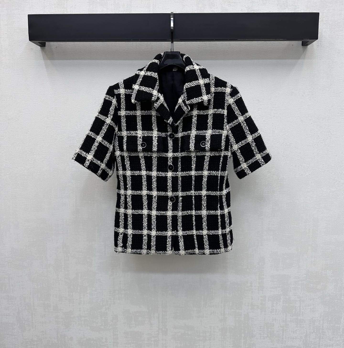 NO:791088,Chane*2026 new arrival plaid dress jacket is made of custom-made YB imported slub wool. The texture is obvious. The wool is visible to the naked eye. The texture is high-quality. The placket is decorated with the iconic letters and logo buttons to highlight the brand tone. The whole body is designed with black and white contrasting plaid elements to add layering to the look. Create a model of celebrity style. Development of surface accessories. Lapel, right shoulder, short-sleeved jacket style tailoring. The first choice for daily fashionable autumn and winter wear. High version 36 38  40,,chanel,jackets & coats,T-shirt,19860909Chane*2026新品上架格纹洋装外套定制YB进口粗纺羊毛呢材质 肌理明显 毛料肉眼可见 质感上乘 开襟沿用标志性字母徽标纽扣调节装饰 彰显品牌调性 通体黑白撞色格纹元素设计 增添造型层次感 打造名媛风典范 面辅料开发 翻领正肩短袖外套版型剪裁 日常时髦精秋冬穿搭首选  高版本36 38 40,,chanel,jackets & coats,T-shirt,,Women's clothing