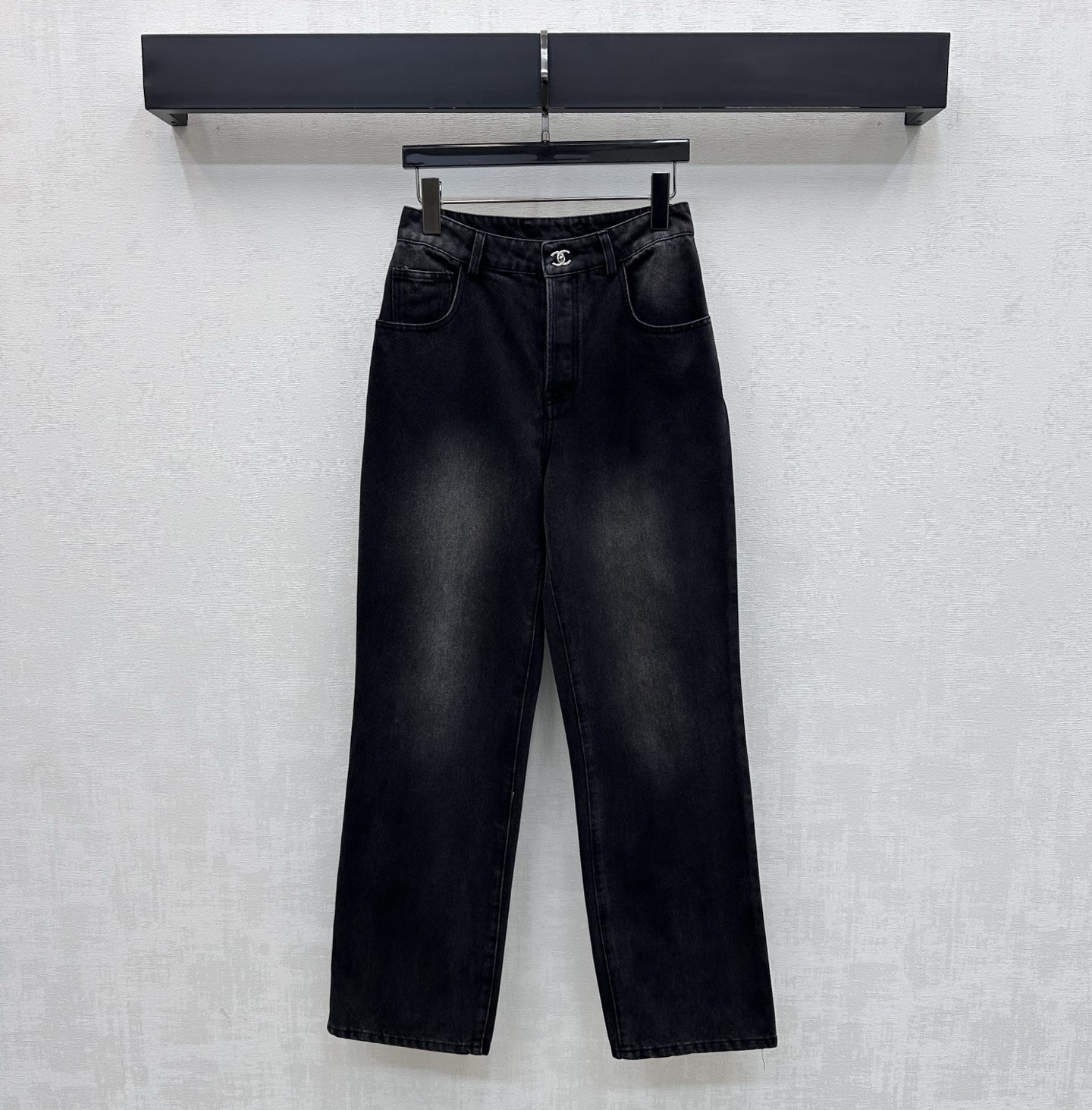 NO:791066,Chane*2026 new arrivals embroidered denim straight trousers customized with YB imported twill cotton denim material Comfortable, soft, breathable and easy to wear Multi-enzyme washing process Retro and fashionable High-waisted symmetrical pockets with double C embroidered letters on the back and contoured line cutting design to add layering to the look Iconic engraved buttons for adjustment and decoration Low-key highlight of the brand tone Simple and high-end surface accessories development High-waisted buttoned trousers cut for casual matching and high-end fashion  High version 3 colors 36 38 40,,chanel,19860909Chane*2026新品上架绣花牛仔直筒长裤定制YB进口斜纹全棉牛仔材质 舒适柔软 透气好穿 多重酵素水洗工艺处理 复古又时尚 高腰对称口袋配合后腰双C绣花字母轮廓压线裁剪设计 增添造型层次感 标志性刻印纽按扣调节装饰 低调彰显品牌调性 简约高级 面辅料开发 高腰系扣长裤剪裁 随意搭配穿搭高级时髦  高版本3色36 38 40,,chanel,,Women's clothing