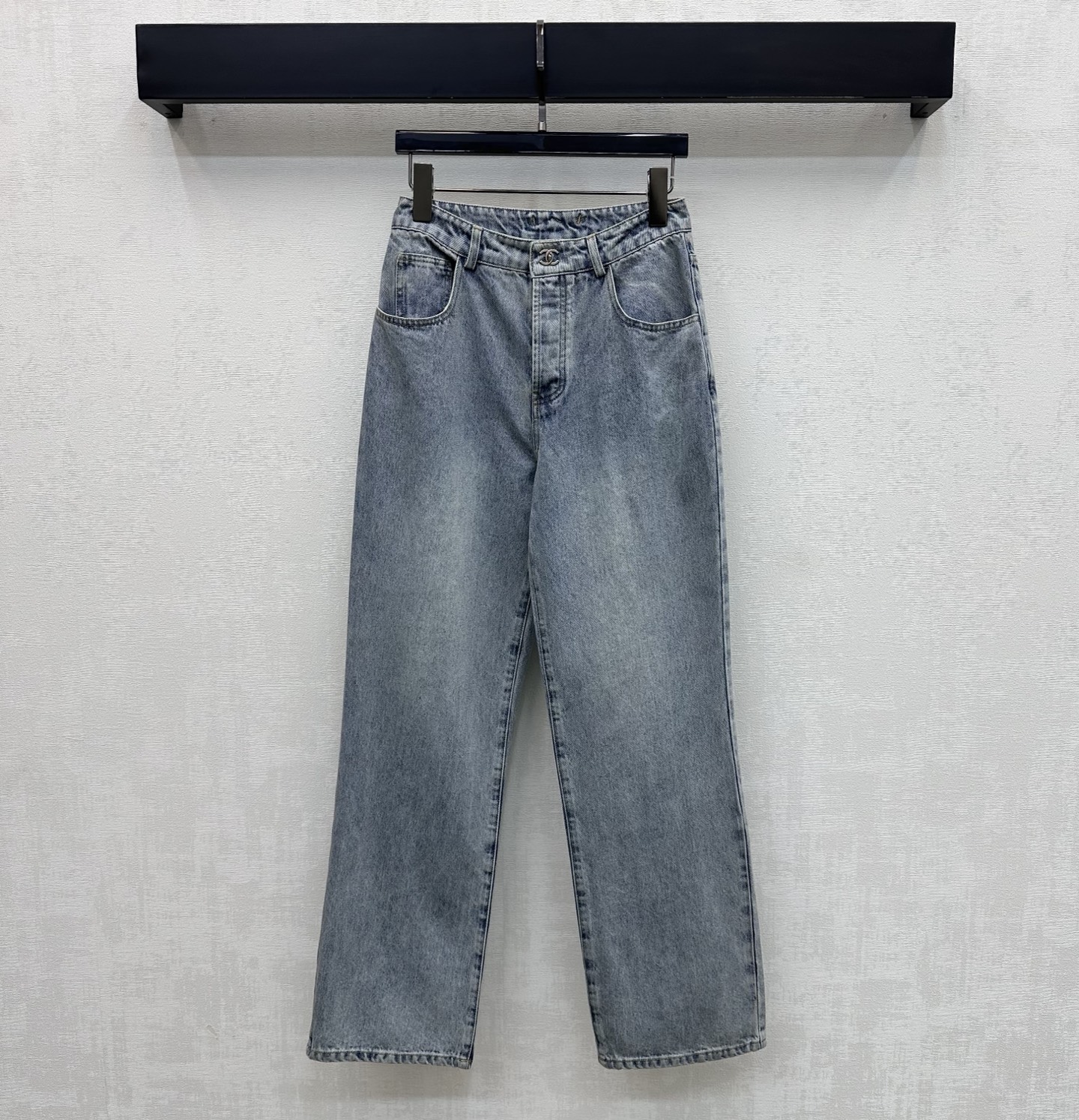 NO:791080,Chane*2026 new arrivals embroidered denim straight trousers customized with YB imported twill cotton denim material Comfortable, soft, breathable and easy to wear Multi-enzyme washing process Retro and fashionable High-waisted symmetrical pockets with double C embroidered letters on the back and contoured line cutting design to add layering to the look Iconic engraved buttons for adjustment and decoration Low-key highlight of the brand tone Simple and high-end surface accessories development High-waisted buttoned trousers cut for casual matching and high-end fashion  High version 3 colors 36 38 40,,chanel,19860909Chane*2026新品上架绣花牛仔直筒长裤定制YB进口斜纹全棉牛仔材质 舒适柔软 透气好穿 多重酵素水洗工艺处理 复古又时尚 高腰对称口袋配合后腰双C绣花字母轮廓压线裁剪设计 增添造型层次感 标志性刻印纽按扣调节装饰 低调彰显品牌调性 简约高级 面辅料开发 高腰系扣长裤剪裁 随意搭配穿搭高级时髦  高版本3色36 38 40,,chanel,,Women's clothing