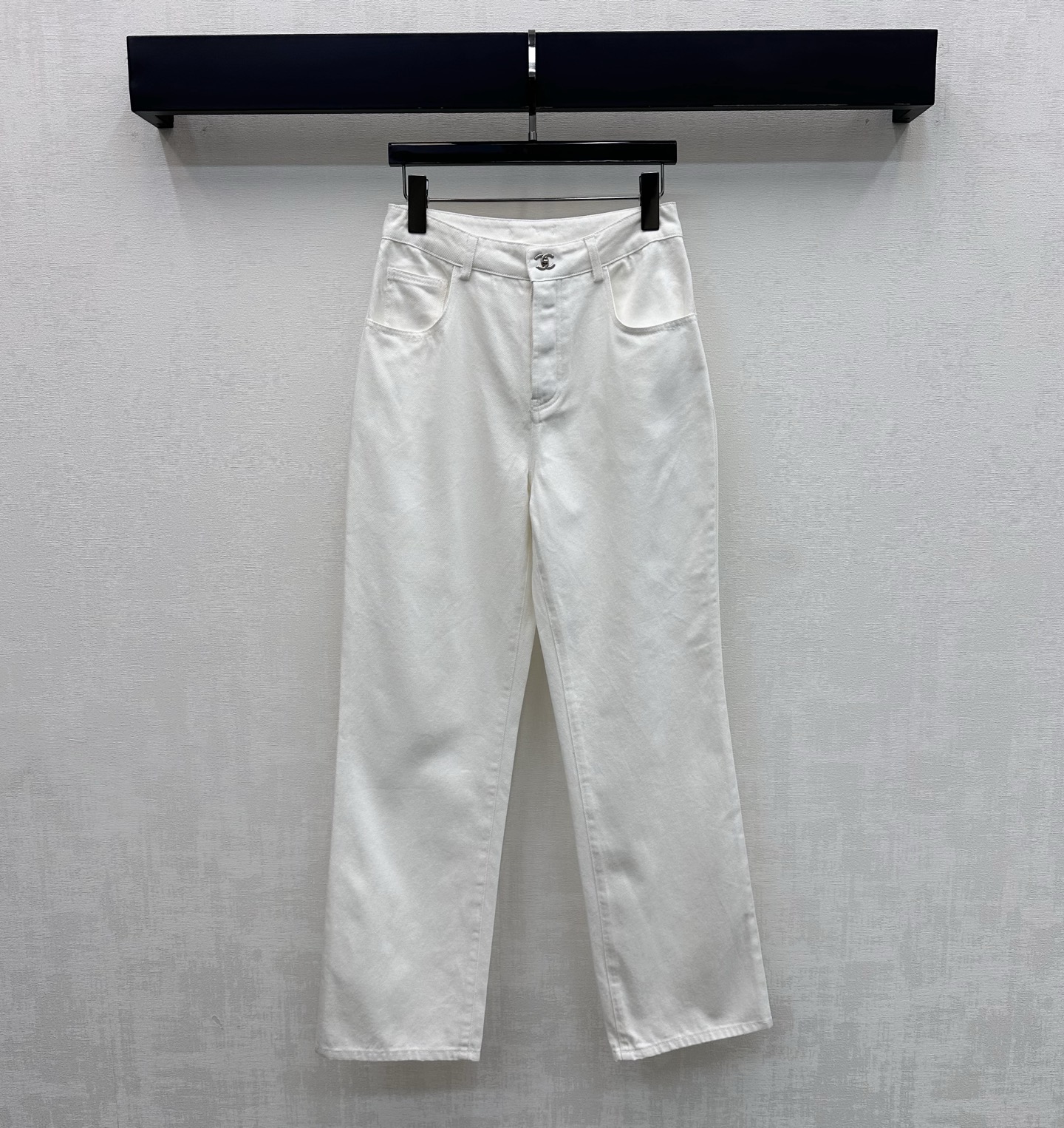 NO:791070,Chane*2026 new arrivals embroidered denim straight trousers customized with YB imported twill cotton denim material Comfortable, soft, breathable and easy to wear Multi-enzyme washing process Retro and fashionable High-waisted symmetrical pockets with double C embroidered letters on the back and contoured line cutting design to add layering to the look Iconic engraved buttons for adjustment and decoration Low-key highlight of the brand tone Simple and high-end surface accessories development High-waisted buttoned trousers cut for casual matching and high-end fashion  High version 3 colors 36 38 40,,chanel,19860909Chane*2026新品上架绣花牛仔直筒长裤定制YB进口斜纹全棉牛仔材质 舒适柔软 透气好穿 多重酵素水洗工艺处理 复古又时尚 高腰对称口袋配合后腰双C绣花字母轮廓压线裁剪设计 增添造型层次感 标志性刻印纽按扣调节装饰 低调彰显品牌调性 简约高级 面辅料开发 高腰系扣长裤剪裁 随意搭配穿搭高级时髦  高版本3色36 38 40,,chanel,,Women's clothing