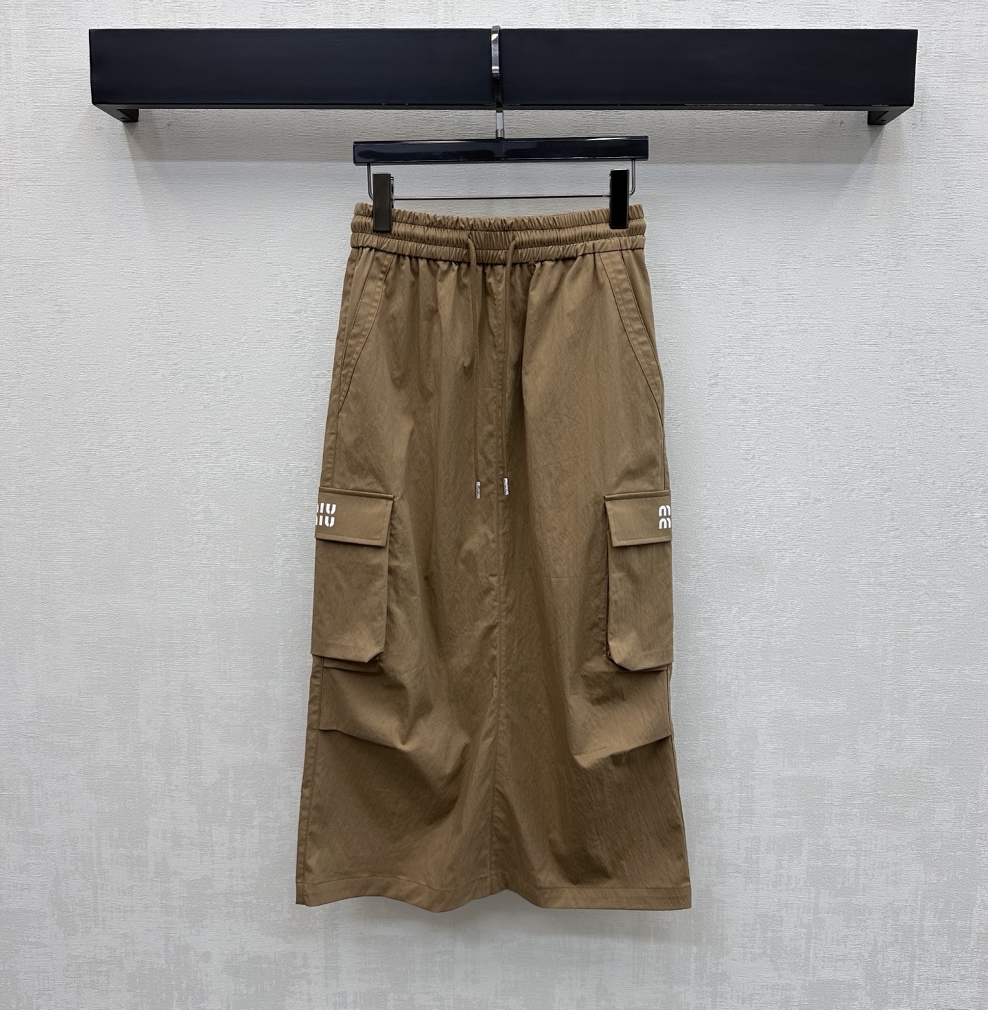 NO:791575,Miumi*2026 new product launch workwear pocket skirt customized YB imported lightweight sun protection material Breathable and comfortable Symmetrical flap pocket decoration on both sides Adds a sense of layering to the look Reflects the full casual workwear style Iconic letter logo embellishment Highlights the brand tone Development of fabric accessories Drawstring straight skirt cut Randomly match the upper body to modify the leg shape and elongate the line Easily wear a good figure and good proportions Versatile item for leisure and vacation High version 2 colors,,miumiu,skirts,19860909Miumi*2026新品上架工装口袋半裙定制YB进口轻薄防晒材质 透气舒适 两侧对称翻盖口袋装饰 增添造型层次感 体现满满休闲工装风格 标志性字母徽标点缀之上 彰显品牌调性 面辅料开发 抽绳直筒半裙剪裁 随意搭配上身修饰腿形拉长线条 轻松穿出好身材好比例 休闲度假百搭单品 高版本2色,,miumiu,skirts,,Women's clothing