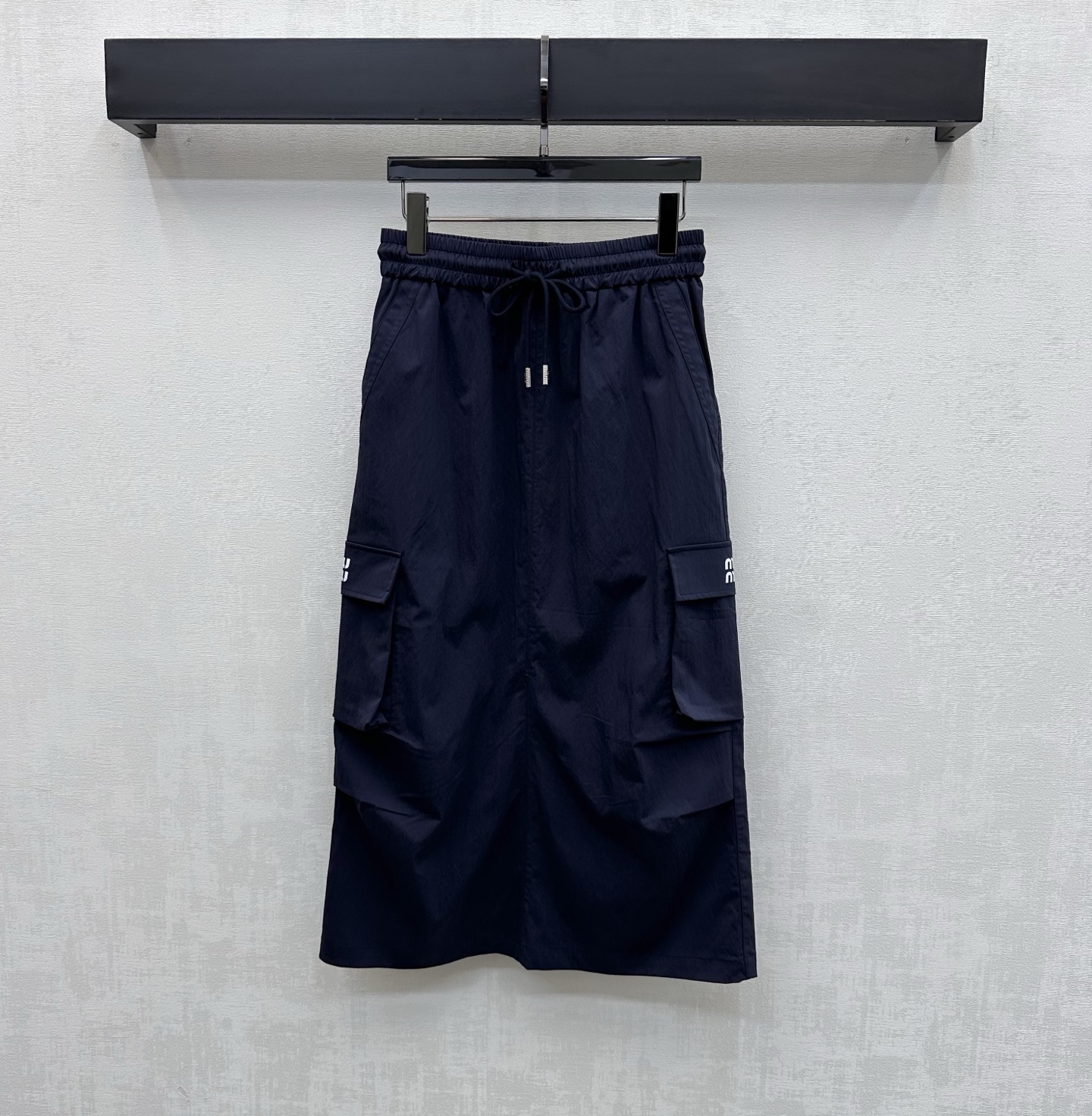 NO:791580,Miumi*2026 new product launch workwear pocket skirt customized YB imported lightweight sun protection material Breathable and comfortable Symmetrical flap pocket decoration on both sides Adds a sense of layering to the look Reflects the full casual workwear style Iconic letter logo embellishment Highlights the brand tone Development of fabric accessories Drawstring straight skirt cut Randomly match the upper body to modify the leg shape and elongate the line Easily wear a good figure and good proportions Versatile item for leisure and vacation High version 2 colors,,miumiu,skirts,19860909Miumi*2026新品上架工装口袋半裙定制YB进口轻薄防晒材质 透气舒适 两侧对称翻盖口袋装饰 增添造型层次感 体现满满休闲工装风格 标志性字母徽标点缀之上 彰显品牌调性 面辅料开发 抽绳直筒半裙剪裁 随意搭配上身修饰腿形拉长线条 轻松穿出好身材好比例 休闲度假百搭单品 高版本2色,,miumiu,skirts,,Women's clothing