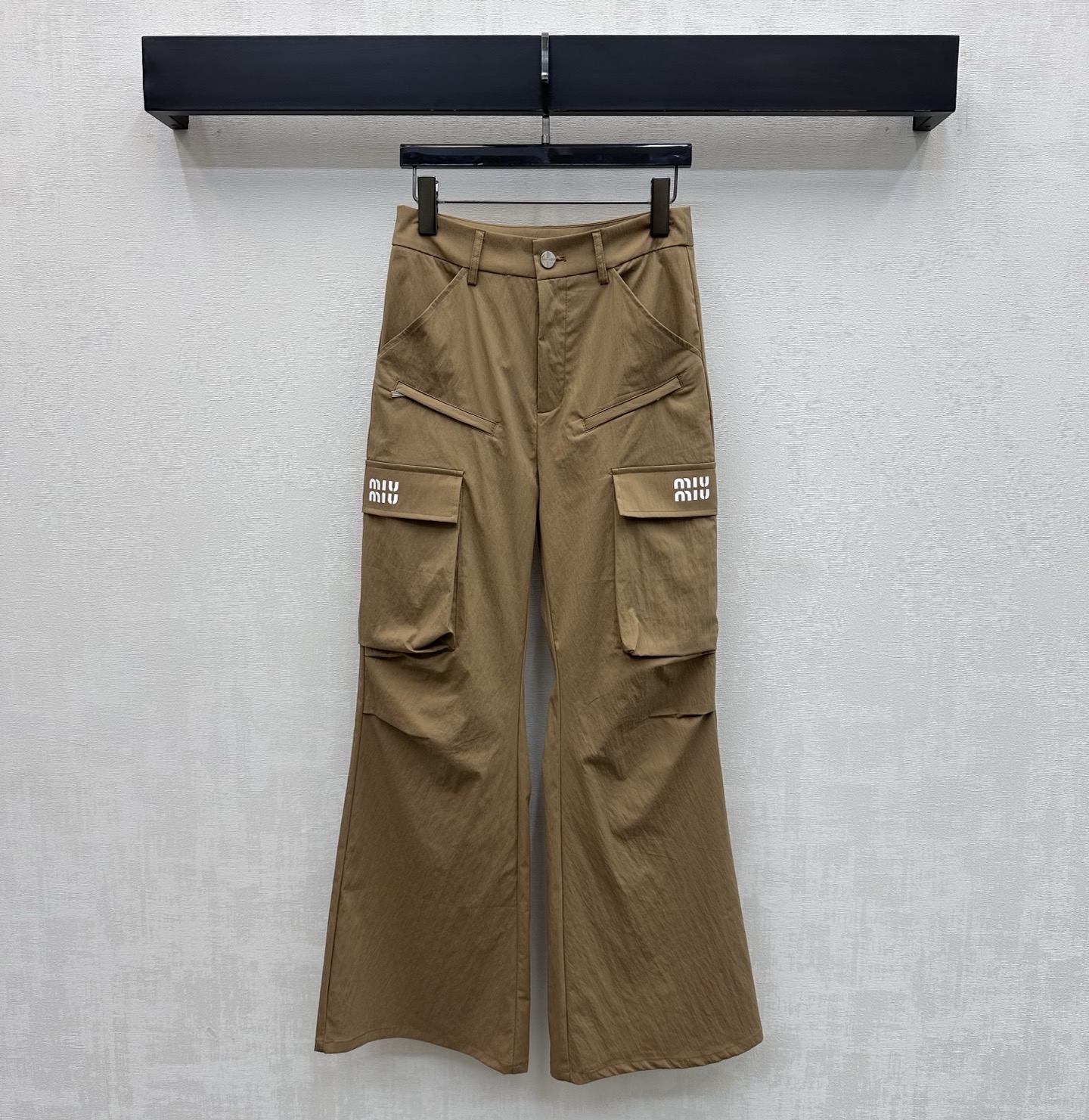 NO:791585,Miumi*2026 new product launch work pocket trousers, customized YB imported lightweight sun protection material, breathable and comfortable, symmetrical flap pocket decoration on both sides, adding layering to the look, reflecting the full casual workwear style, emblazoned with the iconic letter logo, highlighting the brand tone, development of fabric accessories, drawstring straight trousers cut, casually matched with the upper body to modify the leg shape and elongated lines, easy to wear to have a good figure and good proportions, versatile item for leisure and vacation, high version 2 colors,,miumiu,19860909Miumi*2026新品上架工装口袋长裤定制YB进口轻薄防晒材质 透气舒适 两侧对称翻盖口袋装饰 增添造型层次感 体现满满休闲工装风格 标志性字母徽标点缀之上 彰显品牌调性 面辅料开发 抽绳直筒长裤剪裁 随意搭配上身修饰腿形拉长线条 轻松穿出好身材好比例 休闲度假百搭单品 高版本2色,,miumiu,,Women's clothing