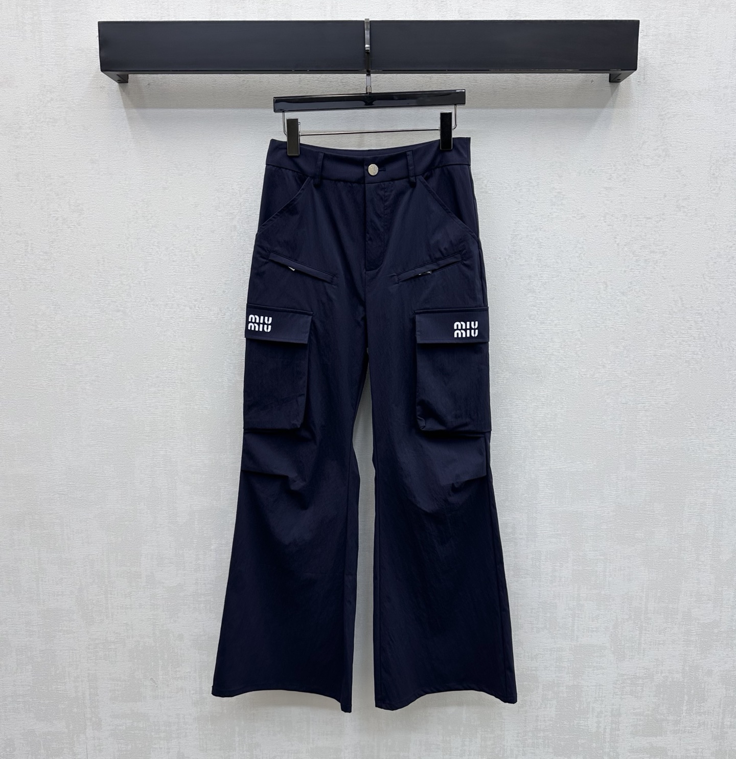 NO:791590,Miumi*2026 new product launch work pocket trousers, customized YB imported lightweight sun protection material, breathable and comfortable, symmetrical flap pocket decoration on both sides, adding layering to the look, reflecting the full casual workwear style, emblazoned with the iconic letter logo, highlighting the brand tone, development of fabric accessories, drawstring straight trousers cut, casually matched with the upper body to modify the leg shape and elongated lines, easy to wear to have a good figure and good proportions, versatile item for leisure and vacation, high version 2 colors,,miumiu,19860909Miumi*2026新品上架工装口袋长裤定制YB进口轻薄防晒材质 透气舒适 两侧对称翻盖口袋装饰 增添造型层次感 体现满满休闲工装风格 标志性字母徽标点缀之上 彰显品牌调性 面辅料开发 抽绳直筒长裤剪裁 随意搭配上身修饰腿形拉长线条 轻松穿出好身材好比例 休闲度假百搭单品 高版本2色,,miumiu,,Women's clothing
