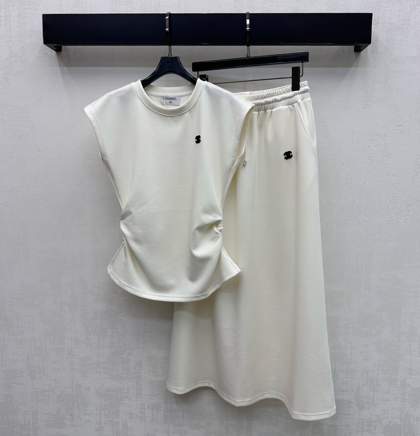 NO:791576,Chane*2026 new products on the shelves pinch waist vest and skirt suit customized YB imported twill cotton material, high quality, comfortable and breathable, using the symmetrical waist tightening design to add layering to the look. The iconic double C letter logo decoration is embellished on the chest, waist and hips to highlight the brand tone. Upper and lower echo elements. Fabric and accessories development. Slim short vest, pleated long skirt cut, simple and relaxed for daily commuting. High version, 2 colors 36 38  40,,chanel,skirts,19860909Chane*2026新品上架掐腰背心半裙套装定制YB进口斜纹棉材质 质感上乘 舒适透气 沿用对称掐腰收紧设计 增添造型层次感 胸口腰胯点缀标志性双C字母徽标装饰 彰显品牌调性 上下呼应元素 面辅料开发 修身短款背心压褶长半裙剪裁 日常通勤成套穿搭简约松弛 高版本2色36 38 40,,chanel,skirts,,Women's clothing