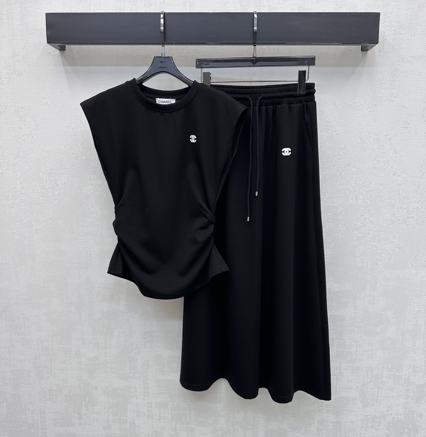 NO:791581,Chane*2026 new products on the shelves pinch waist vest and skirt suit customized YB imported twill cotton material, high quality, comfortable and breathable, using the symmetrical waist tightening design to add layering to the look. The iconic double C letter logo decoration is embellished on the chest, waist and hips to highlight the brand tone. Upper and lower echo elements. Fabric and accessories development. Slim short vest, pleated long skirt cut, simple and relaxed for daily commuting. High version, 2 colors 36 38  40,,chanel,skirts,19860909Chane*2026新品上架掐腰背心半裙套装定制YB进口斜纹棉材质 质感上乘 舒适透气 沿用对称掐腰收紧设计 增添造型层次感 胸口腰胯点缀标志性双C字母徽标装饰 彰显品牌调性 上下呼应元素 面辅料开发 修身短款背心压褶长半裙剪裁 日常通勤成套穿搭简约松弛 高版本2色36 38 40,,chanel,skirts,,Women's clothing