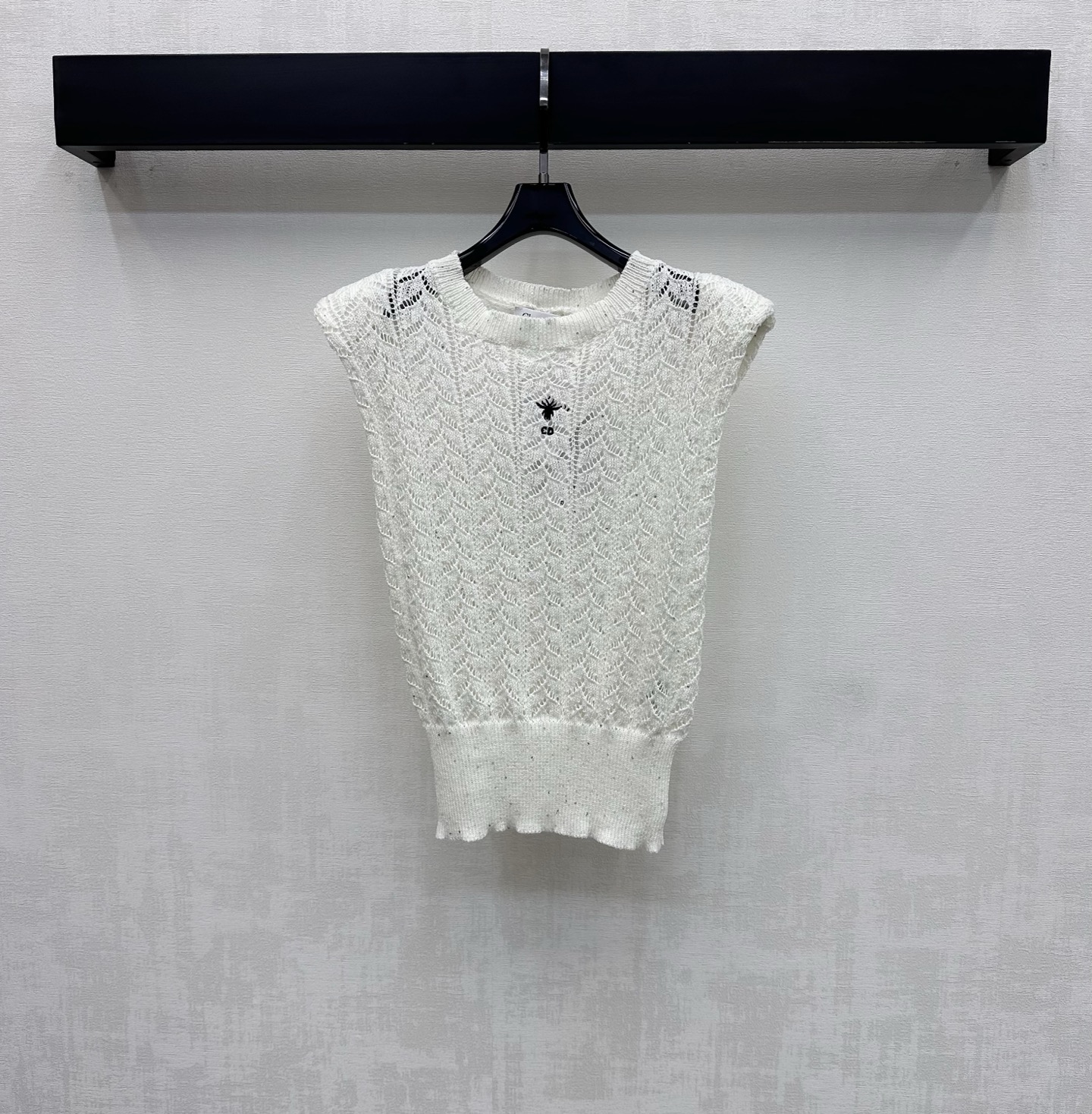 NO:791589,Dio*2026 new product launch round neck shoulder pad knitted vest customized YB imported wool yarn material Crochet craft texture presents three-dimensional texture The iconic CD bee embroidery logo decoration is centered on the chest to highlight the brand tone Stretch pit strip threaded narrowing design adds style layering Surface accessories development Round neck pullover vest version tailoring High-end temperament for commuting and dating High version 2 colors,, dior,19860909Dio*2026新品上架圆领垫肩针织背心定制YB进口羊毛纱线材质 钩花工艺纹理呈现立体质感 胸前居中点缀标志性CD蜜蜂刺绣徽标装饰 彰显品牌调性 弹力坑条螺纹包边收窄设计 增添造型层次感 面辅料开发 圆领套头背心版型剪裁 通勤约会穿搭高级气质 高版本2色,,dior,,Women's clothing