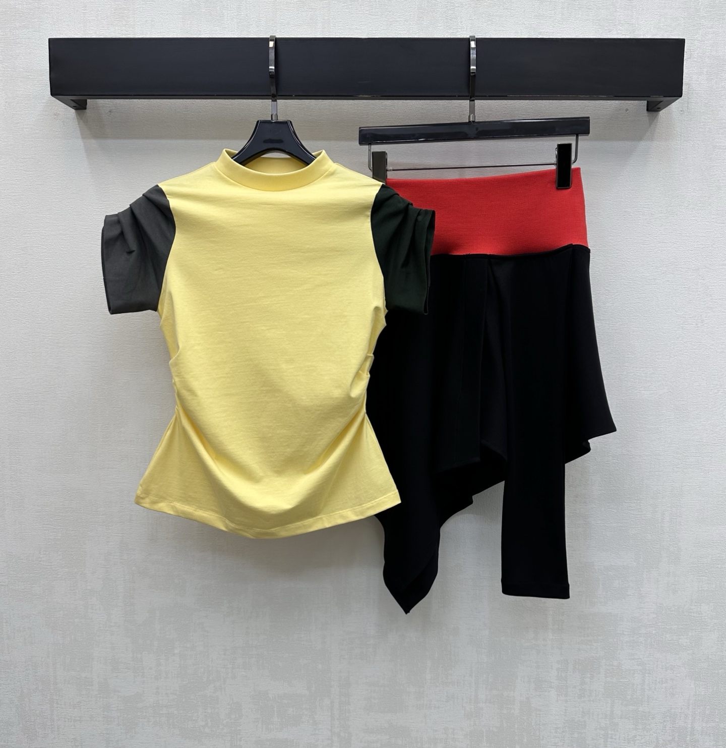 NO:791586,Loew*2026 new products are on the shelves. The waist-fitting irregular contrasting color suit is made of YB imported twill cotton. It is soft and skin-friendly, comfortable and not easy to wrinkle. It uses a variety of contrasting color plate splicing designs to highlight the brand's tone. Symmetrical waist-cutting and irregular skirt shapes add layering to the look and create a sense of youthful vitality. Development of surface accessories. Stand-up collar slim-fitting short-sleeved tops with irregular skirt cutting. Narrow the waist to outline the curves. Casual matching for daily commuting and appointments, which makes it look fashionable.  High version,,loewe,skirts,T-shirt,19860909Loew*2026新品上架掐腰不规则撞色套装定制YB进口斜纹棉材质 柔软亲肤 舒适不易皱 沿用多种撞色板块拼接设计 彰显品牌调性 对称掐腰裁剪配合不规则裙摆造型 增添造型层次感 打造青春活力感 面辅料开发 立领修身短袖上衣不规则半裙剪裁 收窄腰形勾勒曲线 日常通勤约会随意搭配穿搭出彩时髦 高版本,,loewe,skirts,T-shirt,,Women's clothing