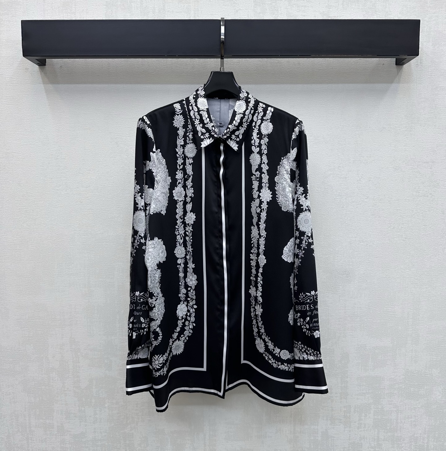 NO:791560,Herme*2026 new arrival silk printed long-sleeved shirt, customized YB imported 100% mulberry silk material, comfortable texture, vertical and breathable, artistic multi-layered line printing elements are used throughout the body, which instantly brightens the overall visual effect and highlights the brand tone. The front placket is designed with hidden buttons to adjust the placket, adding layering to the look. Development of surface accessories. Lapel long-sleeved shirt tailoring. Can be paired with trousers of the same series.  Easily wear it for daily outings or vacations to create an elegant and relaxed atmosphere. High version -, hermes, shirts, real silk,19860909Herme*2026新品上架真丝印花长袖衬衫定制YB进口百分百桑蚕丝材质 质感舒适 垂顺透气 通体采用通体采用艺术感多层次线条印花元素 瞬间点亮整体丰富视觉效果 彰显品牌调性 前襟沿用隐藏式纽扣调节开襟设计 增添造型层次感 面辅料开发 翻领长袖衬衣剪裁 可搭配同系列长裤 日常出街还是度假成套穿搭轻松穿出优雅松弛氛围感  高版本-,,hermes,shirts,real silk,,Women's clothing