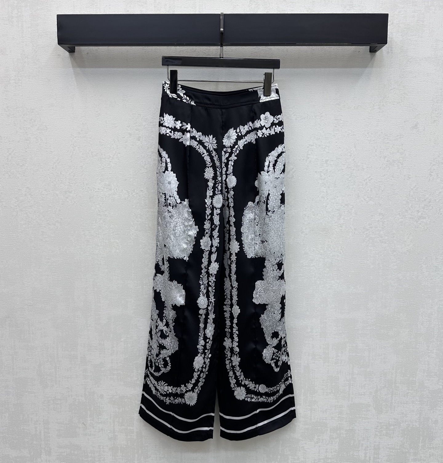 NO:791558,Herme*2026 new arrival silk printed straight trousers, customized YB imported 100% mulberry silk material, comfortable texture, vertical and breathable, artistic line printing pattern throughout, instantly lighting up the overall rich visual effect, highlighting the brand's tone, striped contrasting waistband design, webbing adjustment processing, adding layering to the look, surface accessories development, high-waisted straight trousers cut, can be matched with shirts from the same series, easily worn for daily outings or vacations, creating an elegant and relaxed atmosphere  High version-,,hermes,real silk,19860909Herme*2026新品上架真丝印花直筒长裤定制YB进口百分百桑蚕丝材质 质感舒适 垂顺透气 通体采用艺术感线条印花图案 瞬间点亮整体丰富视觉效果 彰显品牌调性 条纹撞色腰头设计织带调节处理 增添造型层次感 面辅料开发 高腰直筒长裤剪裁 可搭配同系列衬衣 日常出街还是度假成套穿搭轻松穿出优雅松弛氛围感  高版本-,,hermes,real silk,,Women's clothing