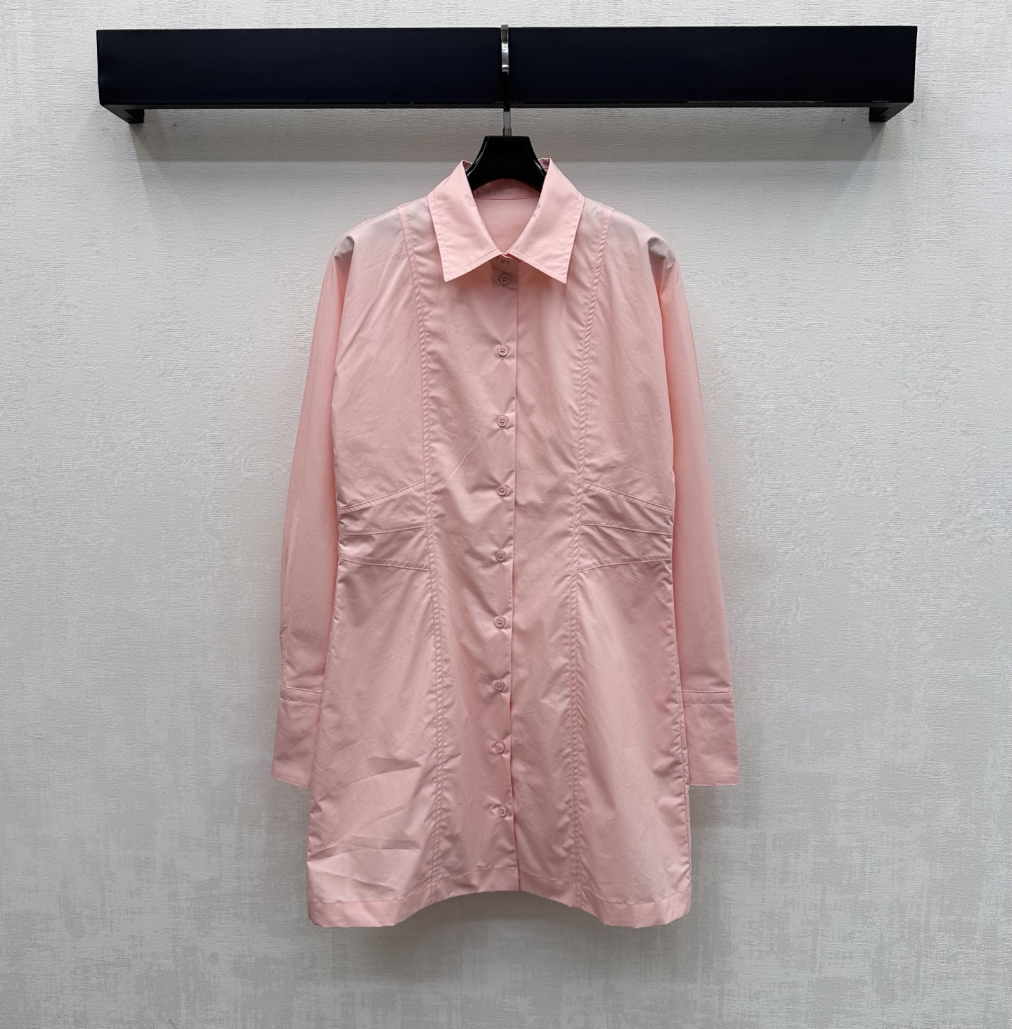 NO:791570,Fend*2026 new product launch waist shirt skirt customized YB imported twill cotton material Breathable, comfortable and stylish Decorated with symmetrical waist pinch pleat contour cutting design to add layering to the style The placket buttons can be adjusted to be lazy and relaxed Highlighting the brand tone Development of surface accessories Lapel shirt skirt tailoring High-end fashion for commuting and dating High version 2 colors, fendi, skirts,19860909Fend*2026新品上架收腰衬衣裙定制YB进口斜纹全棉材质 透气舒适有型 饰以对称掐腰压褶轮廓线裁剪设计 增添造型层次感 开襟纽扣随意调节慵懒松弛 彰显品牌调性 面辅料开发 翻领衬衣裙剪裁 通勤约会穿搭高级时髦  高版本2色,,fendi,skirts,,Women's clothing