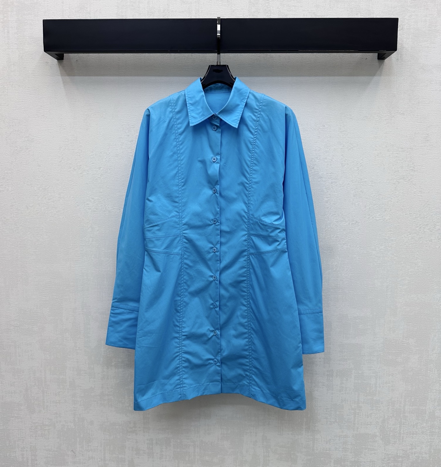 NO:791574,Fend*2026 new product launch waist shirt skirt customized YB imported twill cotton material Breathable, comfortable and stylish Decorated with symmetrical waist pinch pleat contour cutting design to add layering to the style The placket buttons can be adjusted to be lazy and relaxed Highlighting the brand tone Development of surface accessories Lapel shirt skirt tailoring High-end fashion for commuting and dating High version 2 colors, fendi, skirts,19860909Fend*2026新品上架收腰衬衣裙定制YB进口斜纹全棉材质 透气舒适有型 饰以对称掐腰压褶轮廓线裁剪设计 增添造型层次感 开襟纽扣随意调节慵懒松弛 彰显品牌调性 面辅料开发 翻领衬衣裙剪裁 通勤约会穿搭高级时髦  高版本2色,,fendi,skirts,,Women's clothing