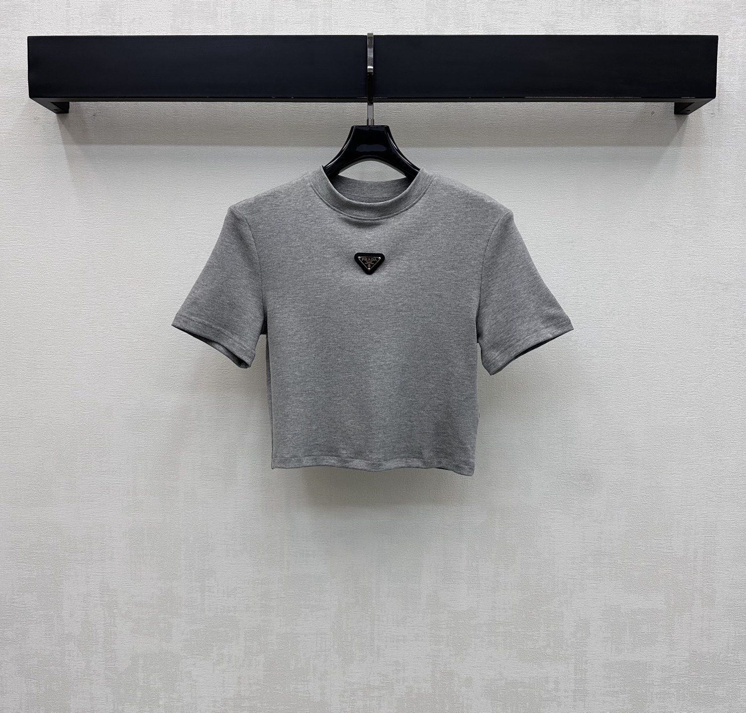 NO:791600,Prad*2026 new products are on the shelves. Slim-fitting short customized YB imported twill cotton material. Breathable and comfortable, full of texture. The iconic triangle logo decoration is centered on the chest to highlight the brand tone. All-over hemming details are processed with the same color to add layering to the look. Development of surface accessories. Slim-fitting short T-shirt tailoring. Make simple styles look sexy. Wear alone and layered for a relaxed tone. Light luxury and fashionable temperament. The first choice for fashionable wear in all seasons.  High version 3 colors, prada, tees, t-shirt,19860909Prad*2026新品上架修身短款定制YB进口斜纹棉棉材质 透气舒适 质感十足 胸前居中点缀标志性三角徽标装饰 彰显品牌调性 通体同色系包边细节处理 增添造型层次感 面辅料开发 修身短款T恤剪裁 让简单款式穿出性感个性 单穿叠穿松弛调性 轻奢时髦气质 四季时尚穿搭首选 高版本3色,,prada,tees，t-shirt,,Women's clothing