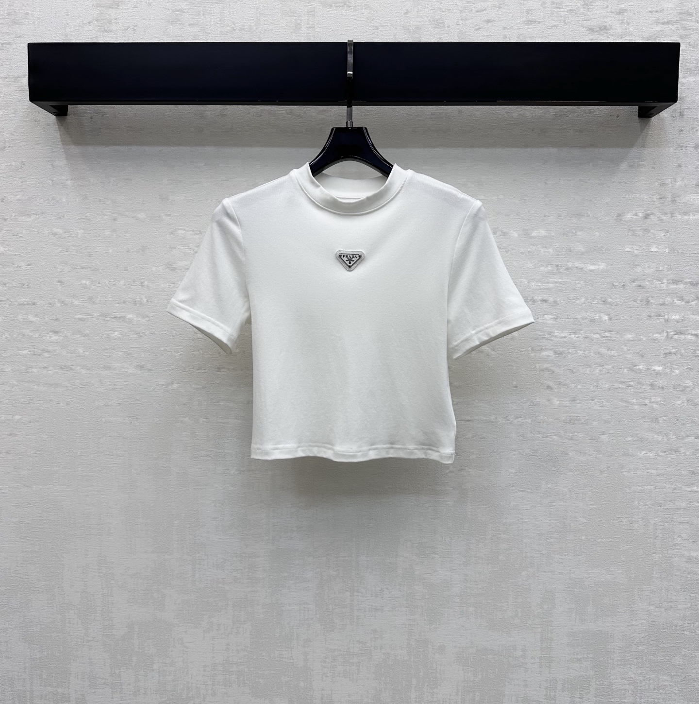 NO:791579,Prad*2026 new products are on the shelves. Slim-fitting short customized YB imported twill cotton material. Breathable and comfortable, full of texture. The iconic triangle logo decoration is centered on the chest to highlight the brand tone. All-over hemming details are processed with the same color to add layering to the look. Development of surface accessories. Slim-fitting short T-shirt tailoring. Make simple styles look sexy. Wear alone and layered for a relaxed tone. Light luxury and fashionable temperament. The first choice for fashionable wear in all seasons.  High version 3 colors, prada, tees, t-shirt,19860909Prad*2026新品上架修身短款定制YB进口斜纹棉棉材质 透气舒适 质感十足 胸前居中点缀标志性三角徽标装饰 彰显品牌调性 通体同色系包边细节处理 增添造型层次感 面辅料开发 修身短款T恤剪裁 让简单款式穿出性感个性 单穿叠穿松弛调性 轻奢时髦气质 四季时尚穿搭首选 高版本3色,,prada,tees，t-shirt,,Women's clothing