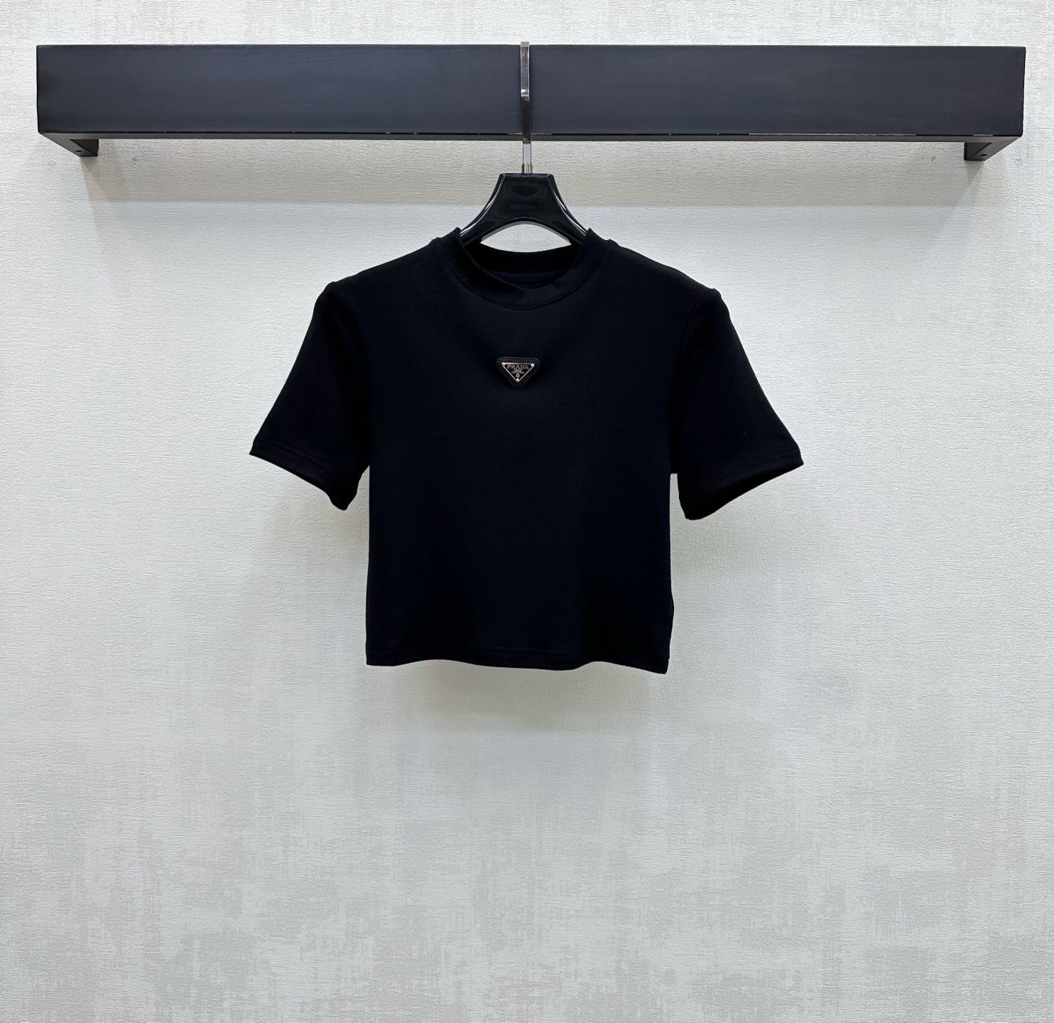 NO:791593,Prad*2026 new products are on the shelves. Slim-fitting short customized YB imported twill cotton material. Breathable and comfortable, full of texture. The iconic triangle logo decoration is centered on the chest to highlight the brand tone. All-over hemming details are processed with the same color to add layering to the look. Development of surface accessories. Slim-fitting short T-shirt tailoring. Make simple styles look sexy. Wear alone and layered for a relaxed tone. Light luxury and fashionable temperament. The first choice for fashionable wear in all seasons.  High version 3 colors, prada, tees, t-shirt,19860909Prad*2026新品上架修身短款定制YB进口斜纹棉棉材质 透气舒适 质感十足 胸前居中点缀标志性三角徽标装饰 彰显品牌调性 通体同色系包边细节处理 增添造型层次感 面辅料开发 修身短款T恤剪裁 让简单款式穿出性感个性 单穿叠穿松弛调性 轻奢时髦气质 四季时尚穿搭首选 高版本3色,,prada,tees，t-shirt,,Women's clothing