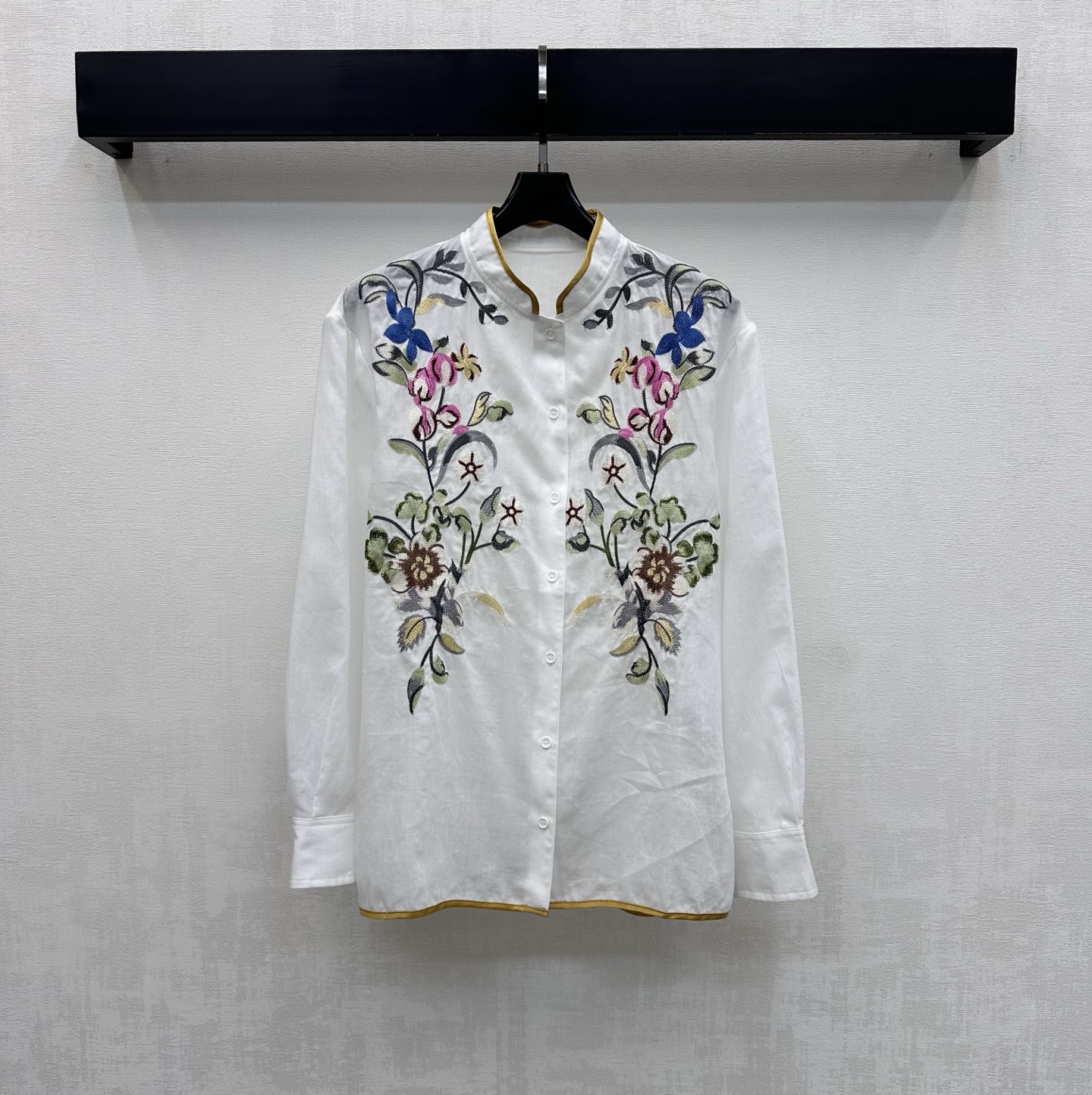 NO:791571,Valentin*2026 new products are on the shelves. Heavy-duty embroidered linen shirts are made of custom-made YB imported natural linen. The texture is obvious, nourishing and comfortable for the skin. The collar and hem are designed with contrasting edge stitching to add layering to the look. Heavy embroidery is applied to the front to embellish the lifelike plant and flower patterns, highlighting the brand's tone. The placket button adjustment and loose straight version have a flesh-covering and tolerant effect. The upper body has a casual and lazy atmosphere. The slightly transparent and light texture can be used as a sun protection blouse.  Development of surface accessories. Stand-collar long-sleeved shirt tailoring. Basic shirt that can be used for daily commuting and vacation. Easily worn to create a high-end relaxed feel. High version, valentino, shirts,19860909Valentin*2026新品上架重工刺绣亚麻衬衣定制YB进口天然亚麻材质 肌理明显 养肤舒适 领口下摆沿用撞色捆边拼接设计 增添造型层次感 前幅施以重工刺绣工艺点缀栩栩如生植物花卉样式 彰显品牌调性 开襟纽扣调节配合宽松直筒版型起到遮肉包容效果 上身随意慵懒气息 微透轻薄质地 可做防晒罩衫 面辅料开发 立领长袖衬衫剪裁 日常通勤度假都可驾驭的基础衬衫 轻松穿搭出高级松弛感   高版本,,valentino,shirts,,Women's clothing