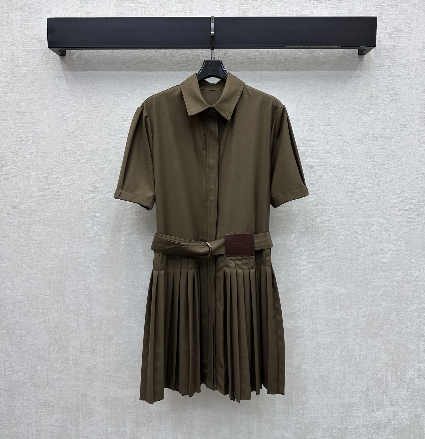 NO:791564,Loew*2026 New Arrival Lapel Belt Shirt Skirt Customized YB Imported Cotton Material Textured and Glossy, Drapey and Stylish Ready-made garments with loose silhouette and mid-length length to effectively modify the figure. The waist is embellished with iconic letter leather label perforation design to highlight the brand tone. The elastic waistband of this fabric is divided into proportions to tighten the waistline. It is cut with the pleated skirt to show relaxation. Adds layering to the look. Shows cool fashion style. Development of surface accessories. Cutting of lapel short-sleeved dress.  Easy and effortless dressing, high-end versatile fashion items, high version 2 colors, loewe, skirts, T-shirt,19860909Loew*2026新品上架翻领腰带衬衣裙定制YB进口棉纶材质 质感光泽 垂顺有型 成衣宽松廓形搭配中长长度有效修饰身材 腰间点缀标志性字母皮标穿孔设计 彰显品牌调性 本布腰带弹力收型 划分比例收紧腰线 配合百褶裙摆裁剪尽显松弛 增添造型层次感 展现潮酷时尚风格 面辅料开发 翻领短袖连衣裙剪裁 轻松不费劲儿穿搭 高阶百搭时尚单品 高版本2色,,loewe,skirts,T-shirt,,Women's clothing