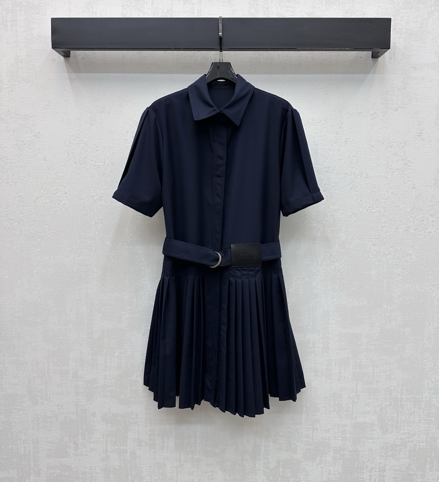 NO:791567,Loew*2026 New Arrival Lapel Belt Shirt Skirt Customized YB Imported Cotton Material Textured and Glossy, Drapey and Stylish Ready-made garments with loose silhouette and mid-length length to effectively modify the figure. The waist is embellished with iconic letter leather label perforation design to highlight the brand tone. The elastic waistband of this fabric is divided into proportions to tighten the waistline. It is cut with the pleated skirt to show relaxation. Adds layering to the look. Shows cool fashion style. Development of surface accessories. Cutting of lapel short-sleeved dress.  Easy and effortless dressing, high-end versatile fashion items, high version 2 colors, loewe, skirts, T-shirt,19860909Loew*2026新品上架翻领腰带衬衣裙定制YB进口棉纶材质 质感光泽 垂顺有型 成衣宽松廓形搭配中长长度有效修饰身材 腰间点缀标志性字母皮标穿孔设计 彰显品牌调性 本布腰带弹力收型 划分比例收紧腰线 配合百褶裙摆裁剪尽显松弛 增添造型层次感 展现潮酷时尚风格 面辅料开发 翻领短袖连衣裙剪裁 轻松不费劲儿穿搭 高阶百搭时尚单品 高版本2色,,loewe,skirts,T-shirt,,Women's clothing