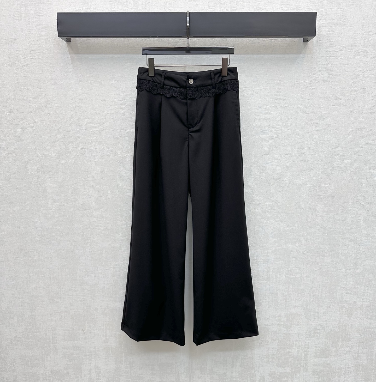 NO:792593,Chane*2026 new products are on the shelves. The spliced ​​lace straight trousers are made of YB imported material. They are shiny and smooth. Full of texture. The spliced ​​lace design is used on the waist to add layering to the look. Iconic engraved double C letter button adjustment decoration highlights the brand tone. Surface accessories development. High waist buttoned straight trousers cut. Casual and casual wear. High version 2 colors 36 38 40,,chanel,19860909Chane*2026新品上架拼接花边直筒长裤定制YB进口材质 光泽垂顺 质感十足 腰间沿用拼接蕾丝花边设计 增添造型层次感 标志性刻印双C字母纽扣调节装饰 彰显品牌调性 面辅料开发 高腰系扣直筒长裤剪裁 随意搭配穿搭休闲松弛   高版本2色36 38 40,,chanel,,Women's clothing