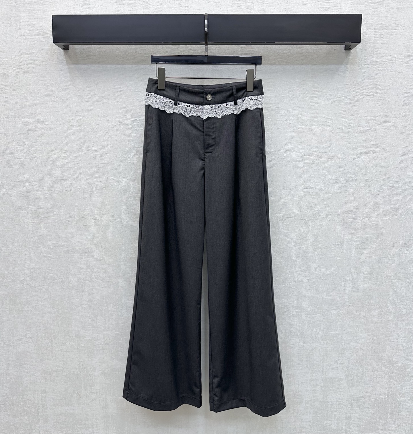 NO:792596,Chane*2026 new products are on the shelves. The spliced ​​lace straight trousers are made of YB imported material. They are shiny and smooth. Full of texture. The spliced ​​lace design is used on the waist to add layering to the look. Iconic engraved double C letter button adjustment decoration highlights the brand tone. Surface accessories development. High waist buttoned straight trousers cut. Casual and casual wear. High version 2 colors 36 38 40,,chanel,19860909Chane*2026新品上架拼接花边直筒长裤定制YB进口材质 光泽垂顺 质感十足 腰间沿用拼接蕾丝花边设计 增添造型层次感 标志性刻印双C字母纽扣调节装饰 彰显品牌调性 面辅料开发 高腰系扣直筒长裤剪裁 随意搭配穿搭休闲松弛   高版本2色36 38 40,,chanel,,Women's clothing