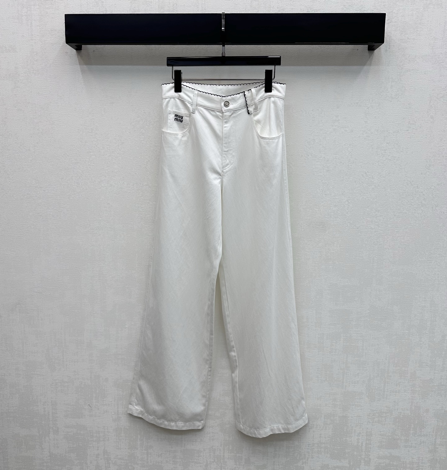 NO:791584,Miumi*2026 new arrivals logo denim trousers customized with YB imported twill cotton denim material. Sturdy, comfortable and stylish. Symmetrical pocket design with smooth and neat lines, adding layering to the look. Iconic letter embroidery logo is embellished on the side of the pocket to highlight the brand tone. Development of surface accessories. High-waist buttoned straight trousers cut. Casually matched with tops for high street fashion style. High version,,miumiu,19860909Miumi*2026新品上架徽标牛仔长裤定制YB进口斜纹全棉牛仔材质 挺括舒适有型 对称口袋设计线条流畅利落 增添造型层次感 标志性字母刺绣徽标点缀于口袋侧 彰显品牌调性 面辅料开发 高腰系扣直筒长裤剪裁 随意搭配上装穿搭高街时髦风格  高版本,,miumiu,,Women's clothing