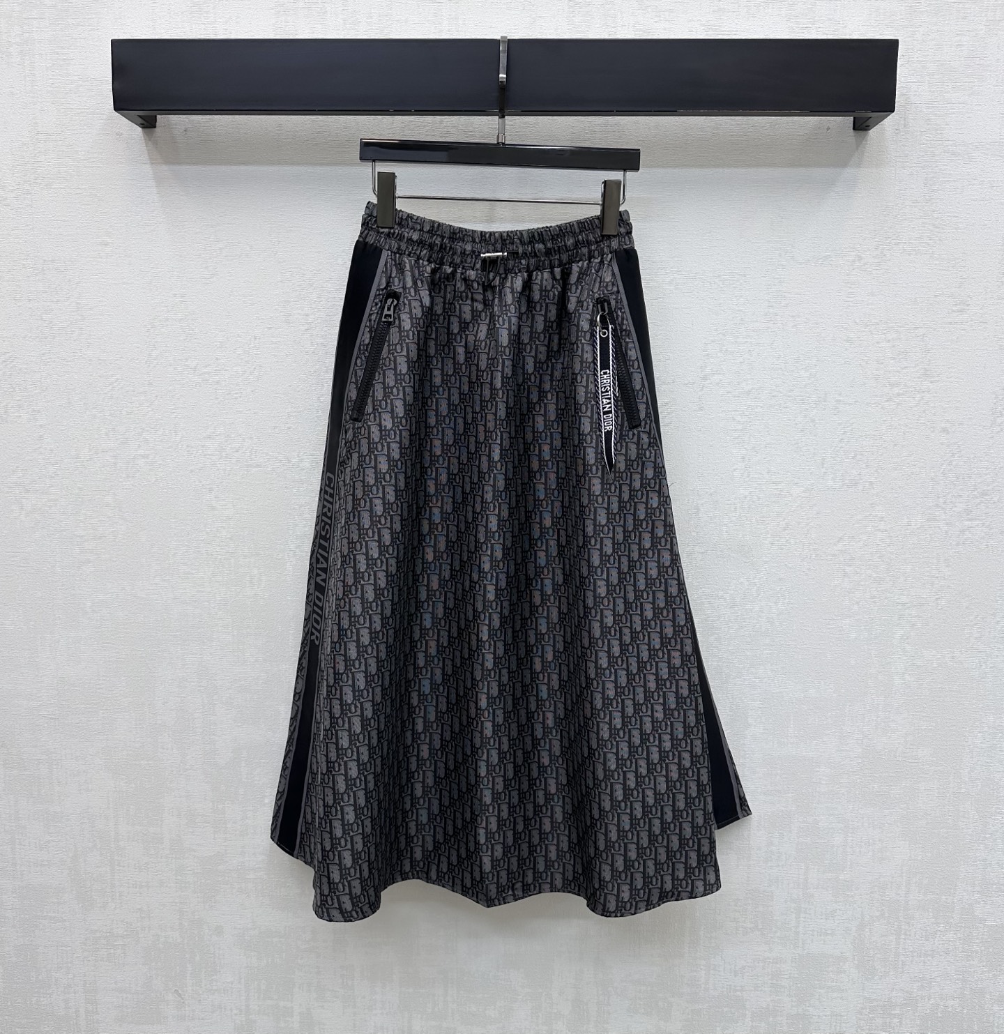 NO:791591,Dio*2026 new arrivals jacquard drawstring skirt, customized YB imported jacquard charge material, crisp and stylish, all-over gray iconic letter jacquard elements, echoing the logo webbing embellishment on the outside, highlighting the brand tone, symmetrical zipper pockets and waist buckle drawstring adjustment design, adding layering to the shape, enriching visual effects, surface accessories development, high-waisted umbrella-shaped skirt tailoring, casual and stylish, high version, dior, skirts,19860909Dio*2026新品上架提花抽绳半裙定制YB进口提花冲锋材质 挺括有型 通体灰色系标志性字母提花元素 呼应外侧徽标织带点缀 彰显品牌调性 对称拉链口袋配合腰头卡扣抽绳调节设计 增添造型层次感 丰富视觉效果 面辅料开发 高腰伞状半裙版型剪裁 随意搭配穿搭出彩时髦  高版本,,dior,skirts,,Women's clothing