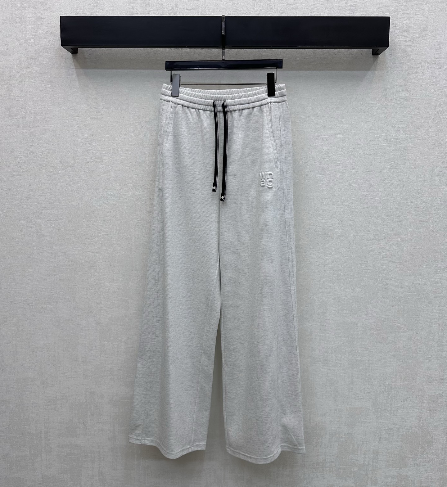 NO:793133,Alexander Wan*2026 new arrival drawstring logo wide-leg trousers customized YB imported cotton material. Draped, comfortable and stylish. Cut with pleated three-dimensional lines with symmetrical pockets and contrasting drawstring adjustment design to add layering to the look. The iconic three-dimensional embossed letter logo is embellished on one side pocket to highlight the brand tone. Surface and accessories development. High-waisted wide-leg trousers cut. Casually matched with tops for high street fashion. High version 2 colors L,,19860909Alexander Wan*2026新品上架抽绳徽标阔腿长裤定制YB进口棉纶材质 垂顺舒适有型 沿用压褶立体线条裁剪配合对称口袋与撞色抽绳调节设计 增添造型层次感 标志性立体压花字母徽标点缀于单侧口袋处 彰显品牌调性 面辅料开发 高腰阔腿长裤剪裁 随意搭配上装穿搭高街时髦风格 高版本2色L,,,Women's clothing