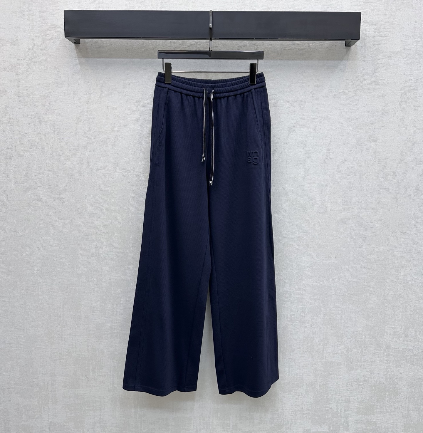 NO:793137,Alexander Wan*2026 new arrivals drawstring logo wide-leg trousers, customized YB imported cotton material, draped, comfortable and stylish. Cut with pleated three-dimensional lines, symmetrical pockets and contrasting drawstring adjustment design to add layering to the look. Iconic three-dimensional embossed letter logo is embellished on one side pocket to highlight the brand tone. Surface and accessories development. High-waisted wide-leg trousers cut. Casually matched with tops to wear high street fashion style. High version 2 colors,,19860909Alexander Wan*2026新品上架抽绳徽标阔腿长裤定制YB进口棉纶材质 垂顺舒适有型 沿用压褶立体线条裁剪配合对称口袋与撞色抽绳调节设计 增添造型层次感 标志性立体压花字母徽标点缀于单侧口袋处 彰显品牌调性 面辅料开发 高腰阔腿长裤剪裁 随意搭配上装穿搭高街时髦风格 高版本2色,,,Women's clothing