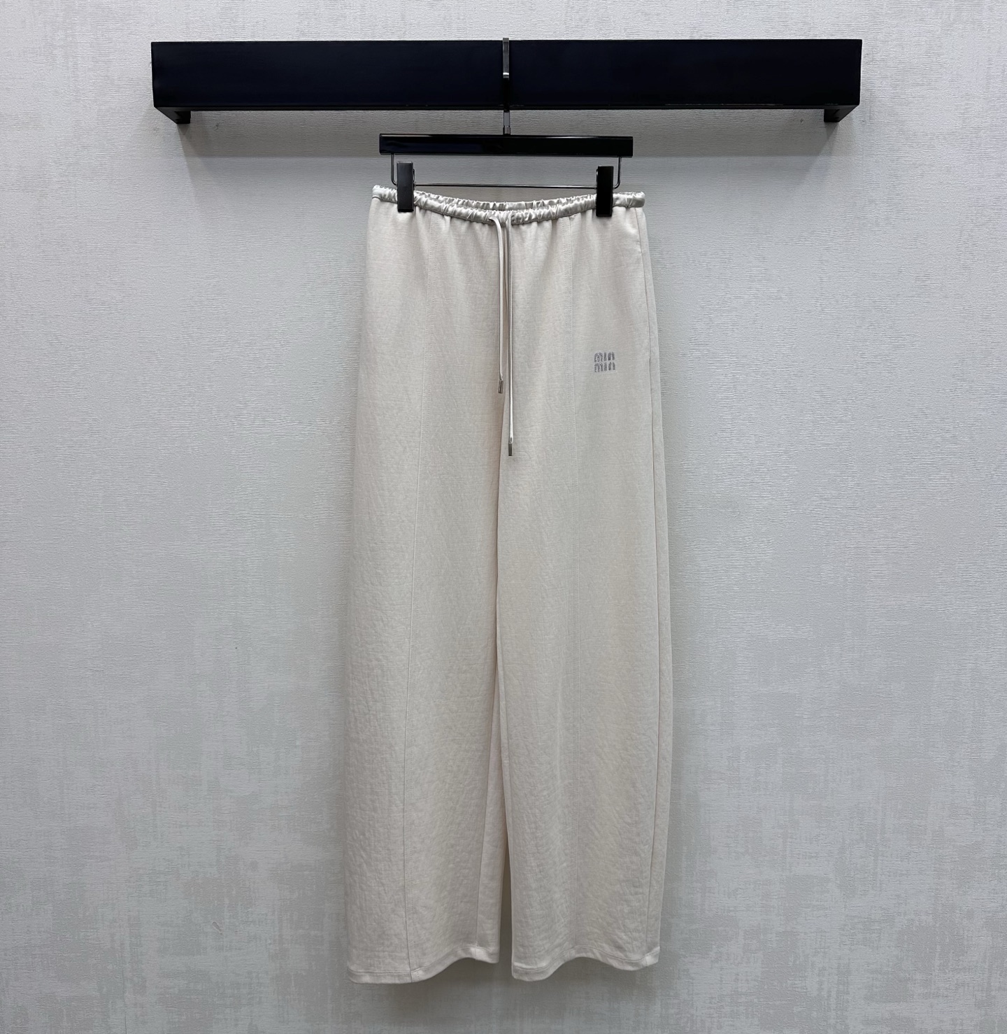 NO:793136,Miumi*2026 new arrivals drawstring straight trousers, customized YB imported Tencel cotton material, glossy texture, draped and stylish, contrasting elastic drawstrings at the waist for adjustment, symmetrical pocket design, adding layering to the look, iconic letter logo decoration on the waist and crotch, highlighting the brand tone, development of surface accessories, high-waisted straight drawstring trousers cut, daily wear high street style, high version 2 colors,,miumiu,19860909Miumi*2026新品上架抽绳直筒长裤定制YB进口天丝棉纶材质 质感光泽 垂顺有型 腰间拼接撞色松紧抽绳调节处理 配合对称插兜口袋设计 增添造型层次感 腰胯处点缀标志性字母徽标装饰 彰显品牌调性 面辅料开发 高腰直筒抽绳长裤剪裁 日常穿搭高街风造型  高版本2色,,miumiu,,Women's clothing