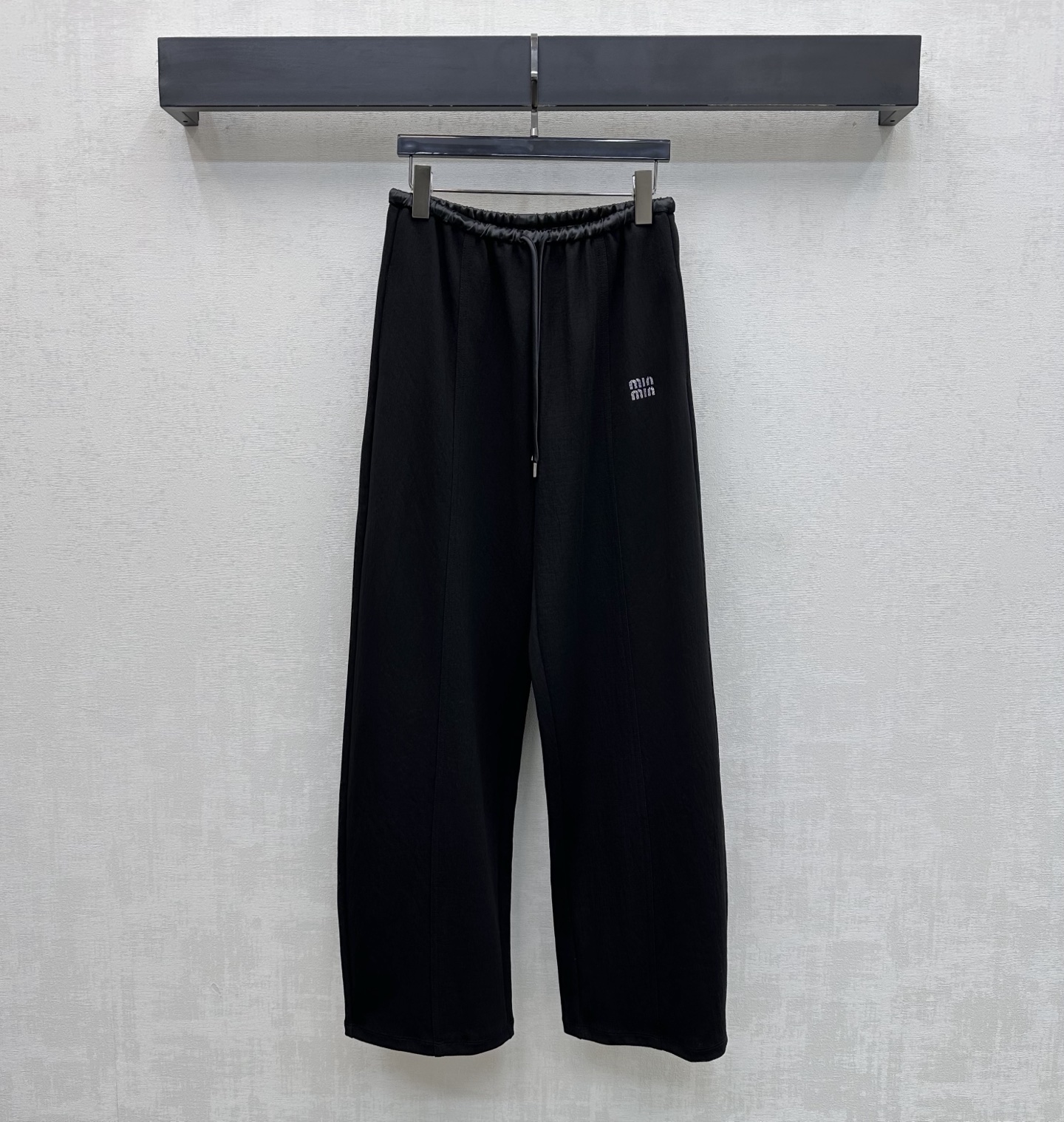 NO:793121,Miumi*2026 new arrivals drawstring straight trousers, customized YB imported Tencel cotton material, glossy texture, draped and stylish, contrasting elastic drawstrings at the waist for adjustment, symmetrical pocket design, adding layering to the look, iconic letter logo decoration on the waist and crotch, highlighting the brand tone, development of surface accessories, high-waisted straight drawstring trousers cut, daily wear high street style, high version 2 colors,,miumiu,19860909Miumi*2026新品上架抽绳直筒长裤定制YB进口天丝棉纶材质 质感光泽 垂顺有型 腰间拼接撞色松紧抽绳调节处理 配合对称插兜口袋设计 增添造型层次感 腰胯处点缀标志性字母徽标装饰 彰显品牌调性 面辅料开发 高腰直筒抽绳长裤剪裁 日常穿搭高街风造型  高版本2色,,miumiu,,Women's clothing