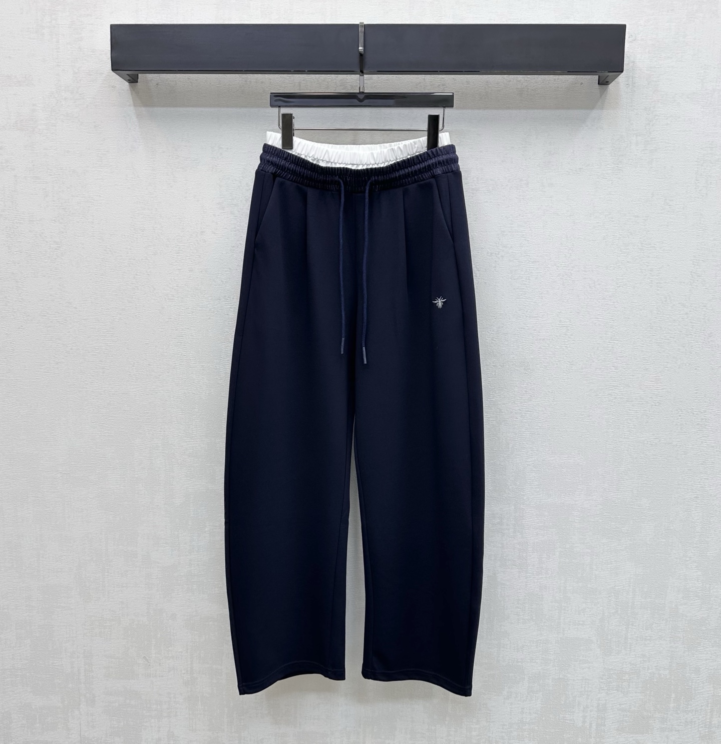 NO:793146,Dio*2026 new products are on the shelves. Double-layer spliced drawstring trousers are made of imported YB cotton. They are soft, comfortable, draped and stylish. The waist is made of denim fabric and shirt fabric. The double-layer waistband design is adjusted with drawstring elasticity to add layering to the look. The iconic embroidered letter bee logo is embellished on the waist and crotch to highlight the brand's tone. Development of surface accessories. High-waisted wide-leg trousers are cut to accommodate and modify the leg shape while showing a full of high street fashion style.  A versatile item for all seasons, high version in 2 colors, dior, shirts,19860909Dio*2026新品上架双层拼接抽绳长裤定制YB进口棉纶材质 柔软舒适 垂顺有型 腰间沿用牛仔面料与衬衫面料拼接双层腰头设计 配合抽绳松紧调节处理 增添造型层次感 腰胯处点缀标志性刺绣字母蜜蜂徽标装饰 彰显品牌调性 面辅料开发 高腰阔腿长裤剪裁 包容修饰腿型的同时 穿出满满的高街时髦风格 一条四季百搭单品  高版本2色,,dior,shirts,,Women's clothing