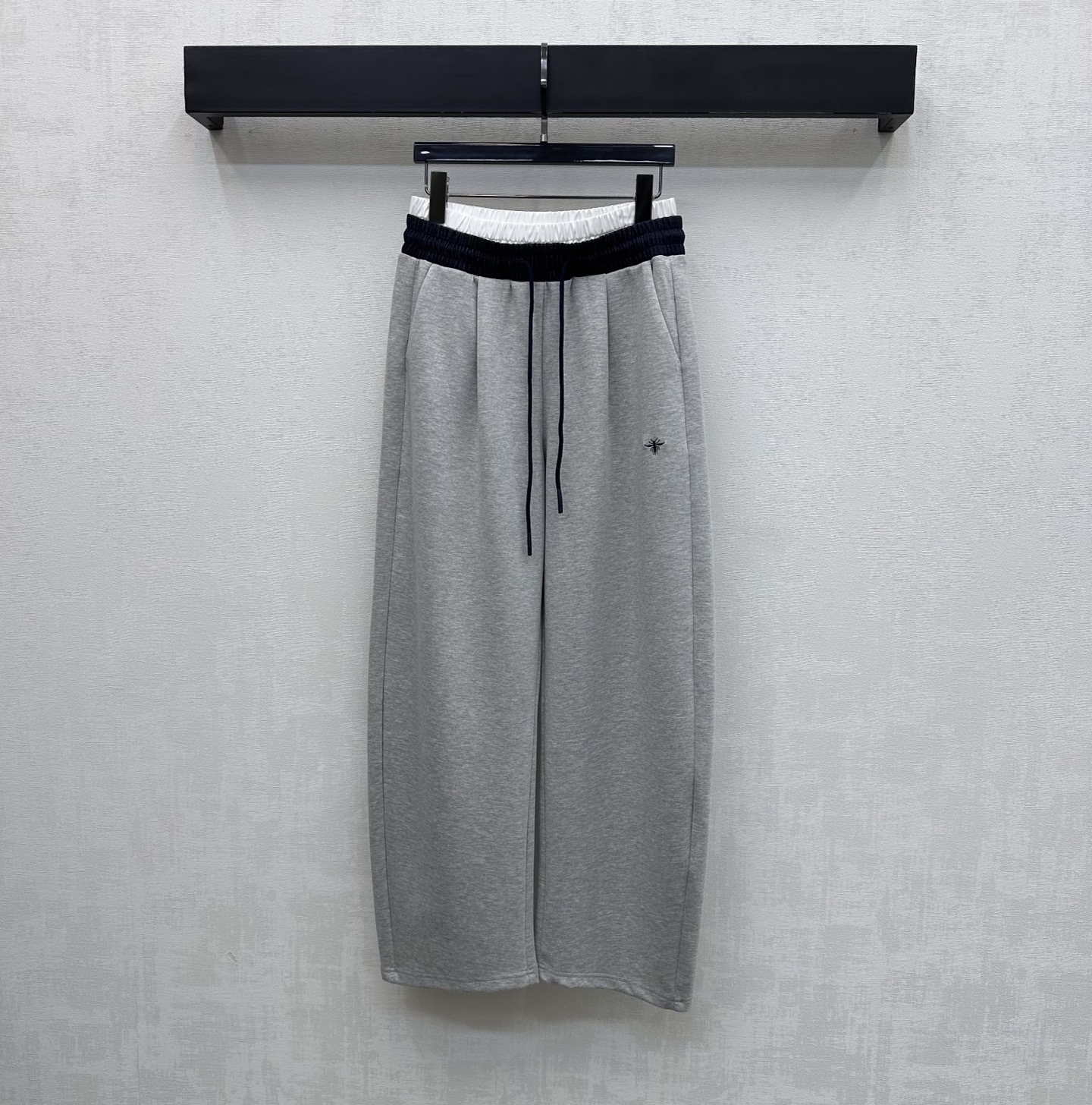 NO:793140,Dio*2026 new products are on the shelves. Double-layer spliced drawstring trousers are made of imported YB cotton. They are soft, comfortable, draped and stylish. The waist is made of denim fabric and shirt fabric. The double-layer waistband design is adjusted with drawstring elasticity to add layering to the look. The iconic embroidered letter bee logo is embellished on the waist and crotch to highlight the brand's tone. Development of surface accessories. High-waisted wide-leg trousers are cut to accommodate and modify the leg shape while showing a full of high street fashion style.  A versatile item for all seasons, high version in 2 colors, dior, shirts,19860909Dio*2026新品上架双层拼接抽绳长裤定制YB进口棉纶材质 柔软舒适 垂顺有型 腰间沿用牛仔面料与衬衫面料拼接双层腰头设计 配合抽绳松紧调节处理 增添造型层次感 腰胯处点缀标志性刺绣字母蜜蜂徽标装饰 彰显品牌调性 面辅料开发 高腰阔腿长裤剪裁 包容修饰腿型的同时 穿出满满的高街时髦风格 一条四季百搭单品  高版本2色,,dior,shirts,,Women's clothing